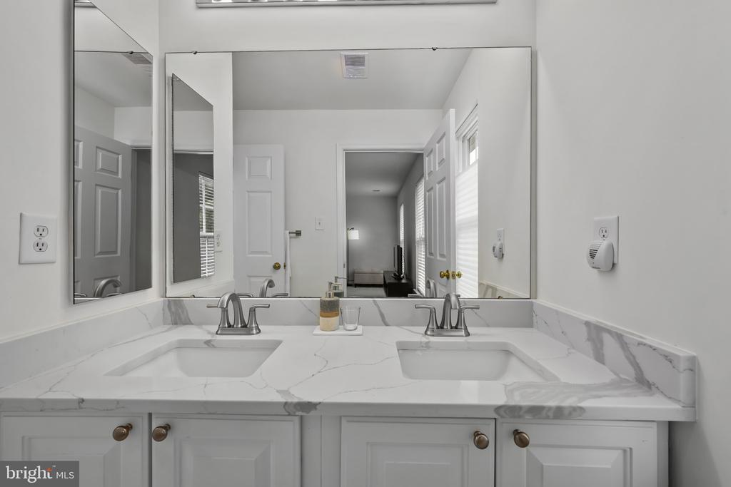 5238 Tiyana Ct