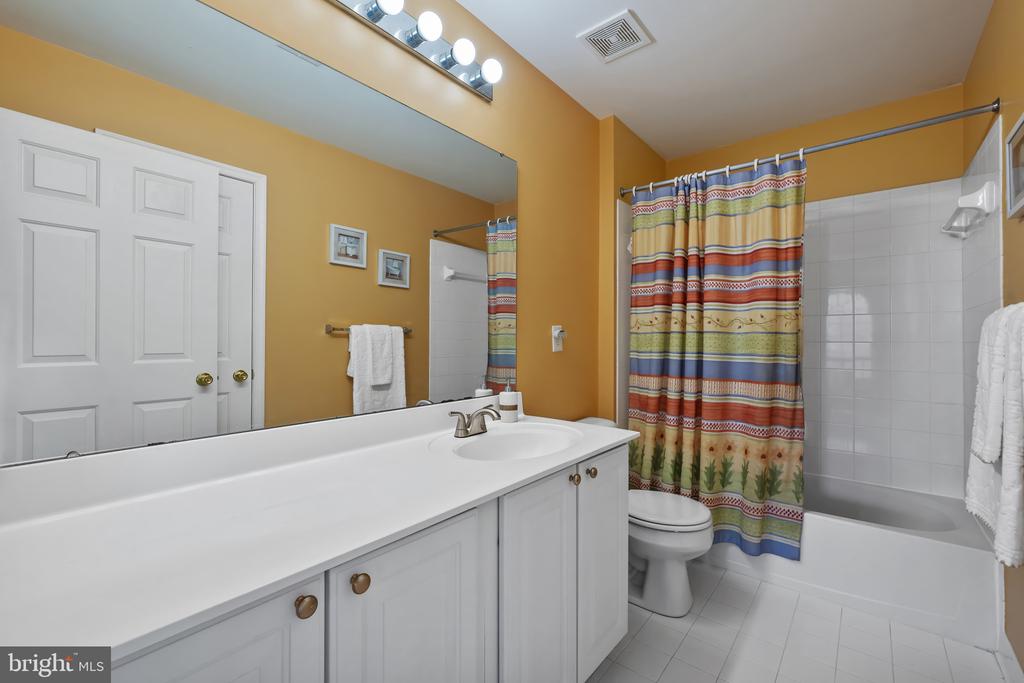 5238 Tiyana Ct