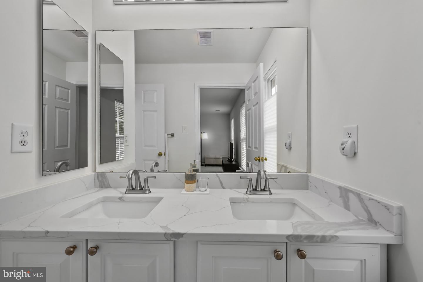 5238 Tiyana Ct