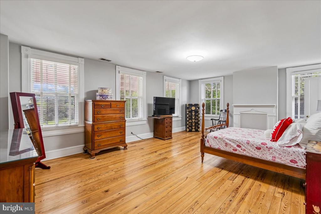 1401 AINTREE DRIVE