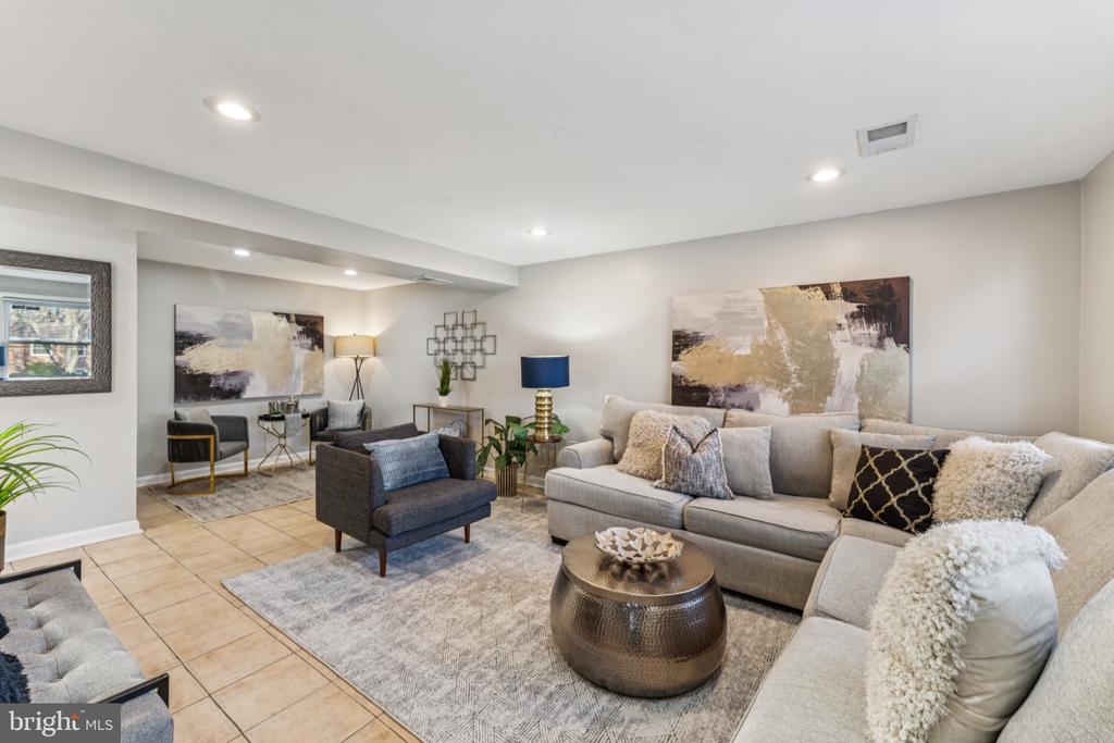 3704 HALLOWAY PLACE