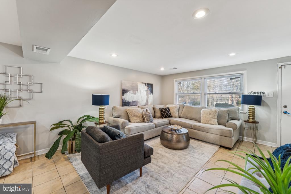 3704 HALLOWAY PLACE