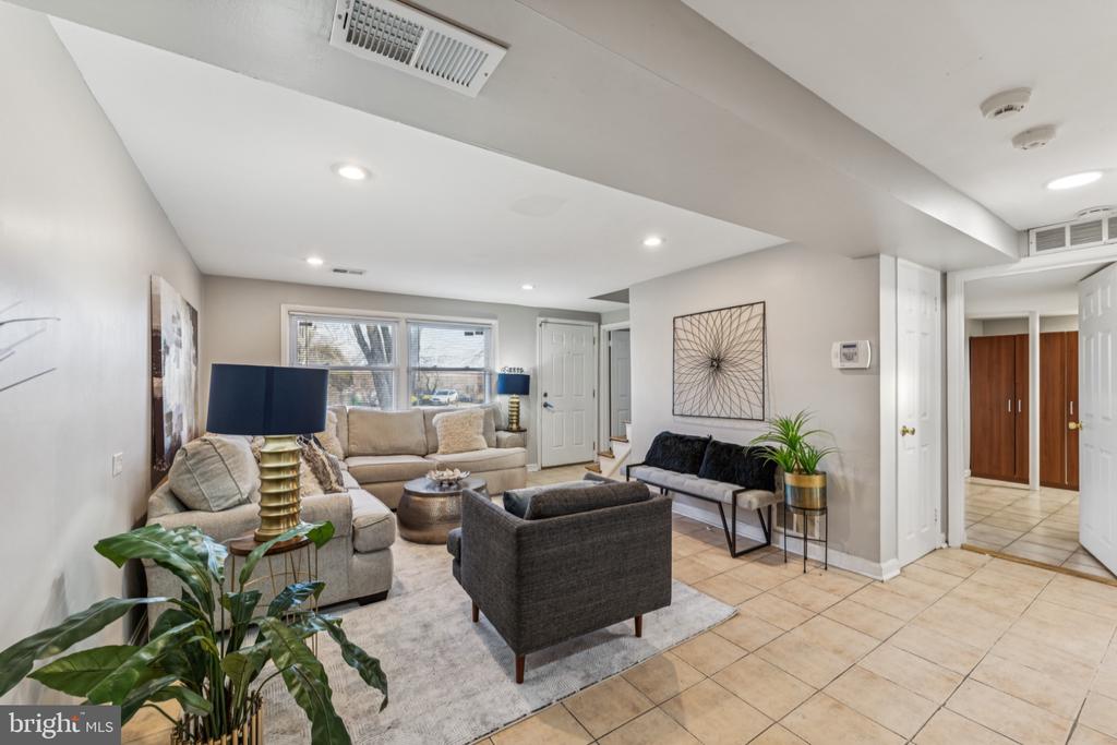 3704 HALLOWAY PLACE