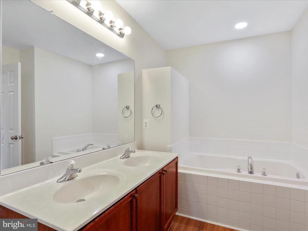 837 Monet Dr