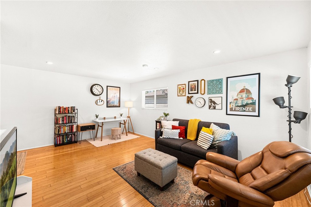 1105 W Calle De La Luna 4