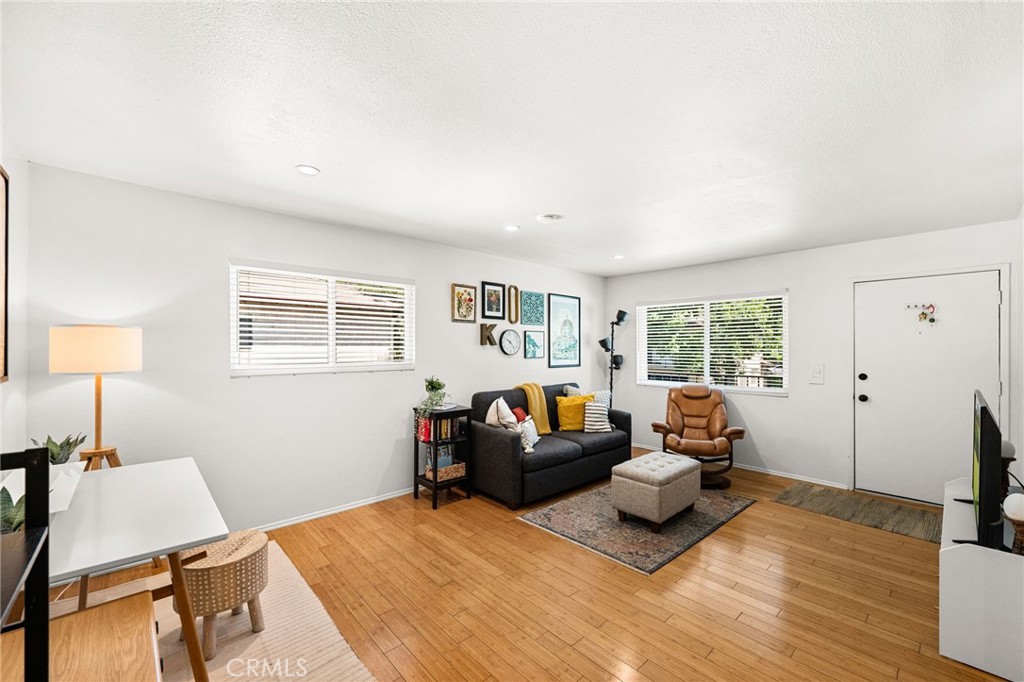 1105 W Calle De La Luna 4