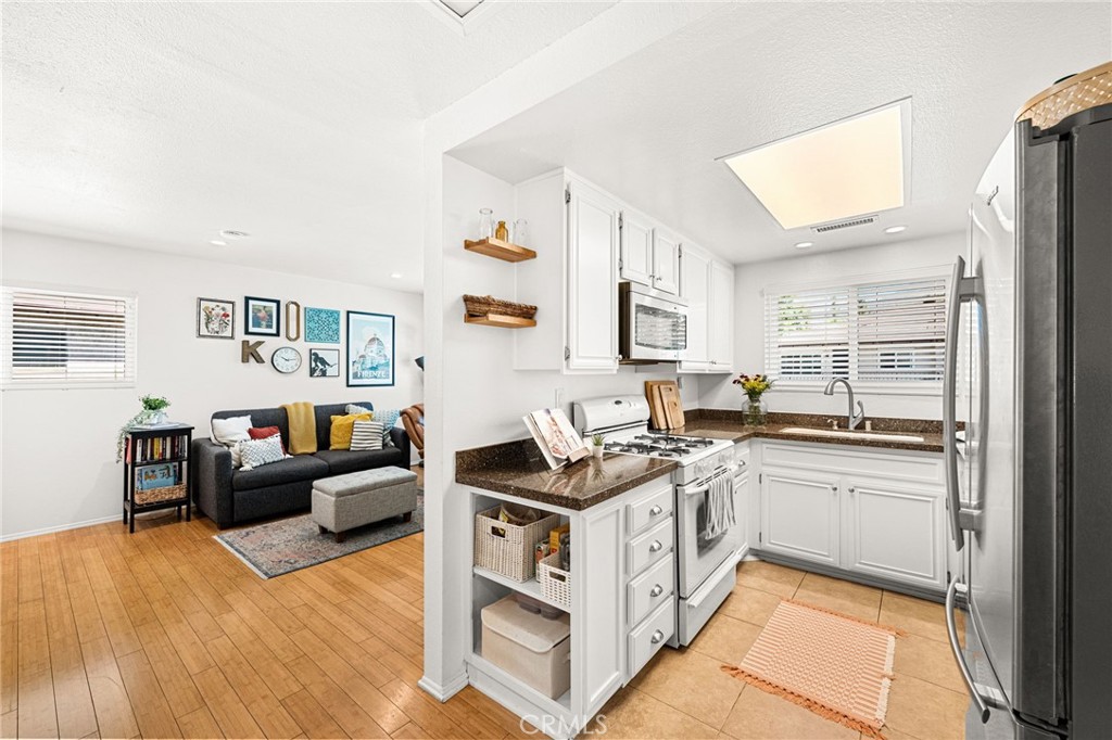 1105 W Calle De La Luna 4