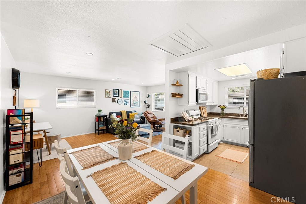 1105 W Calle De La Luna 4