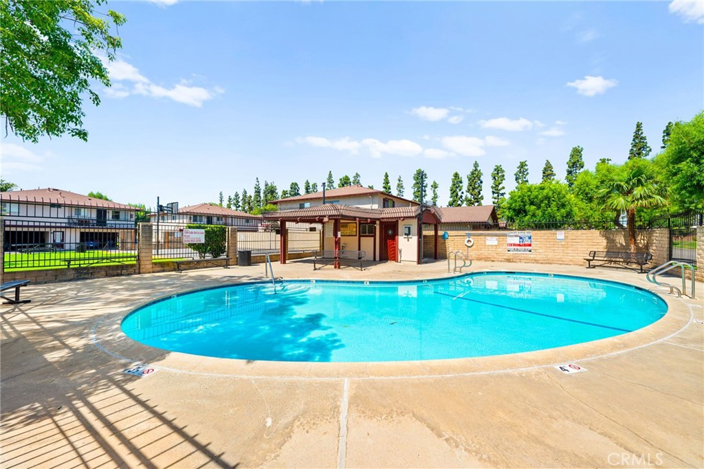 1105 W Calle De La Luna 4