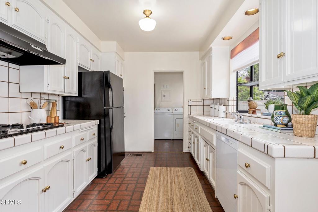 2011 E Mountain Street