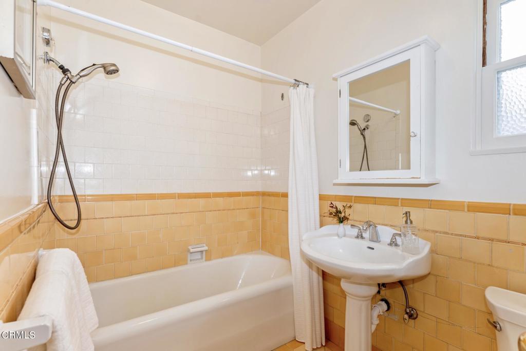 2011 E Mountain Street