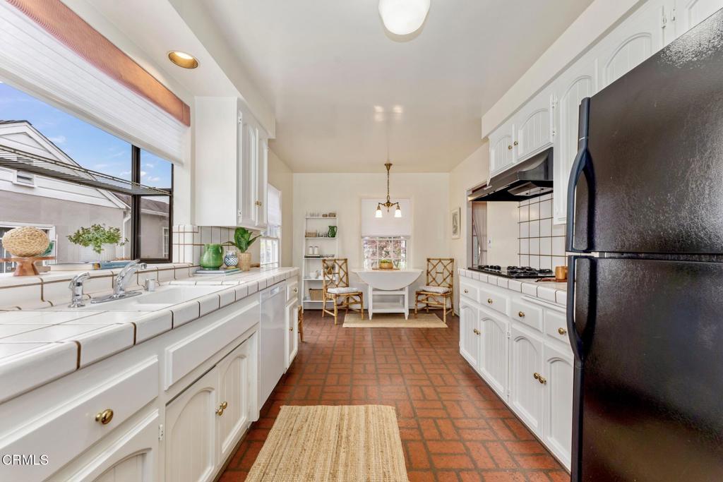 2011 E Mountain Street