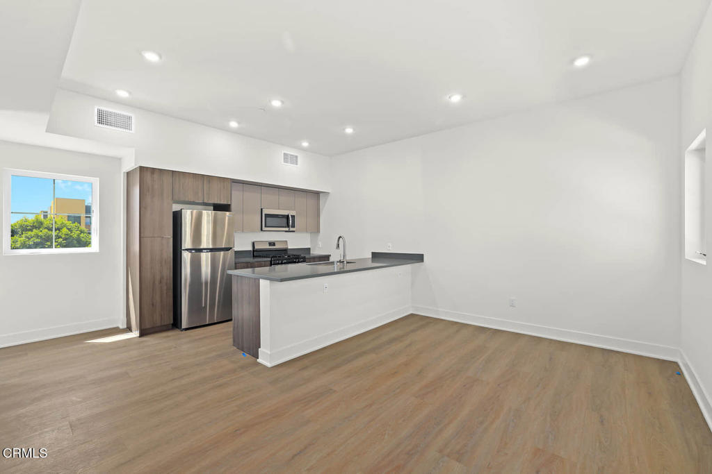 834 N Fair Oaks Avenue 105