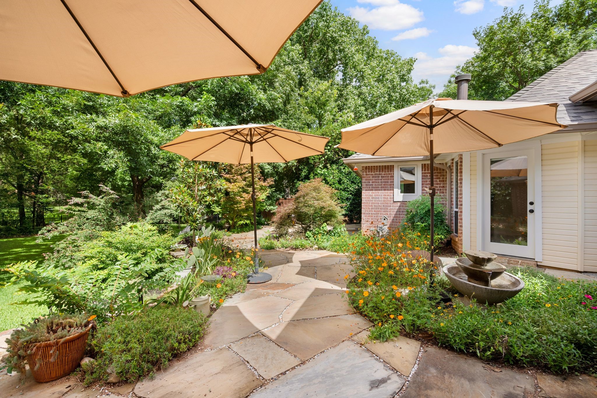 909 Dogwood Court