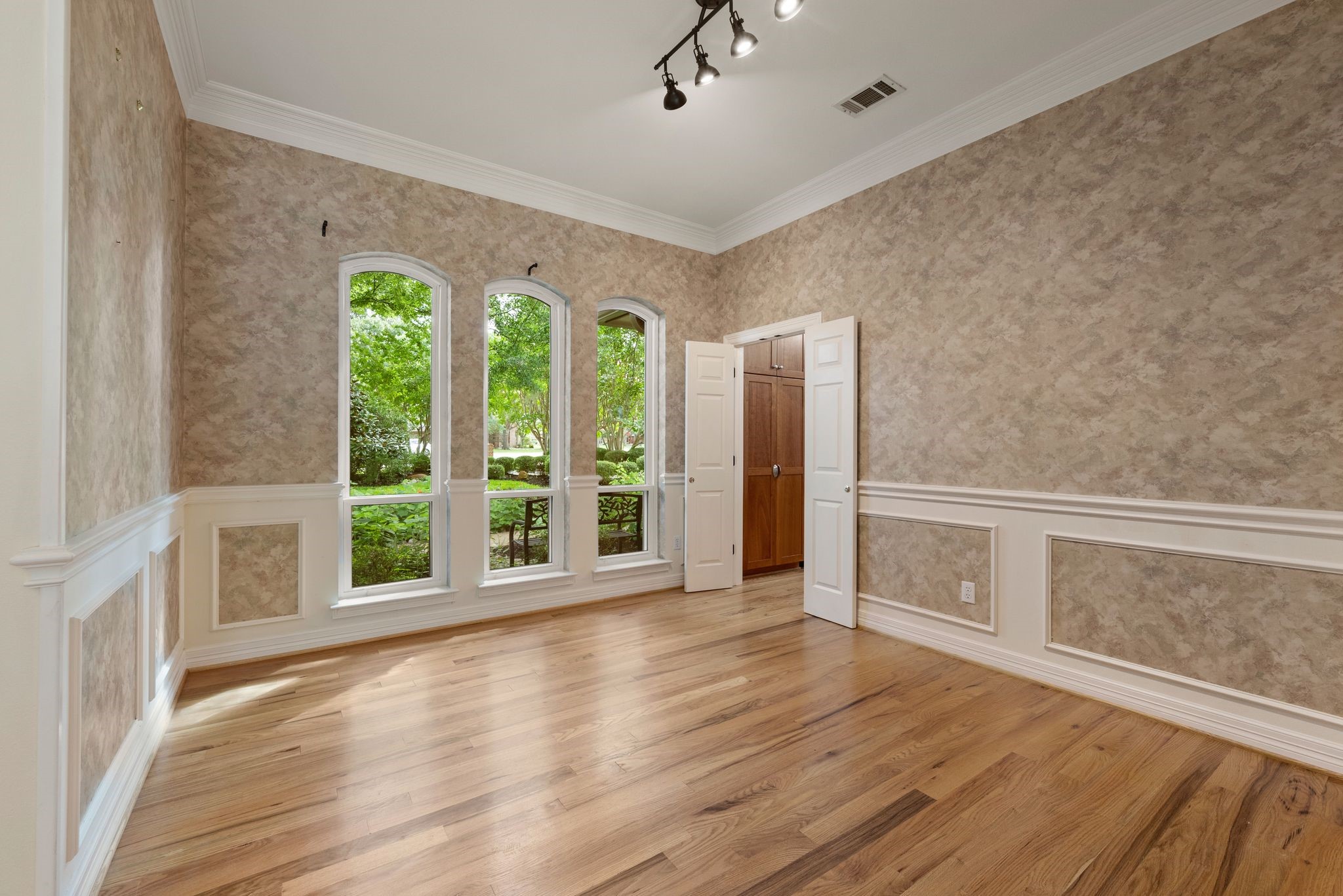 909 Dogwood Court