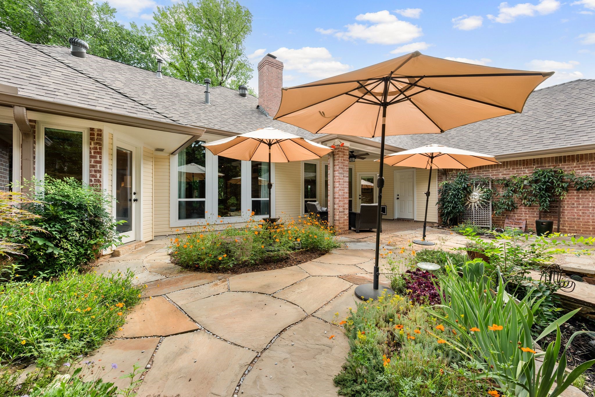 909 Dogwood Court