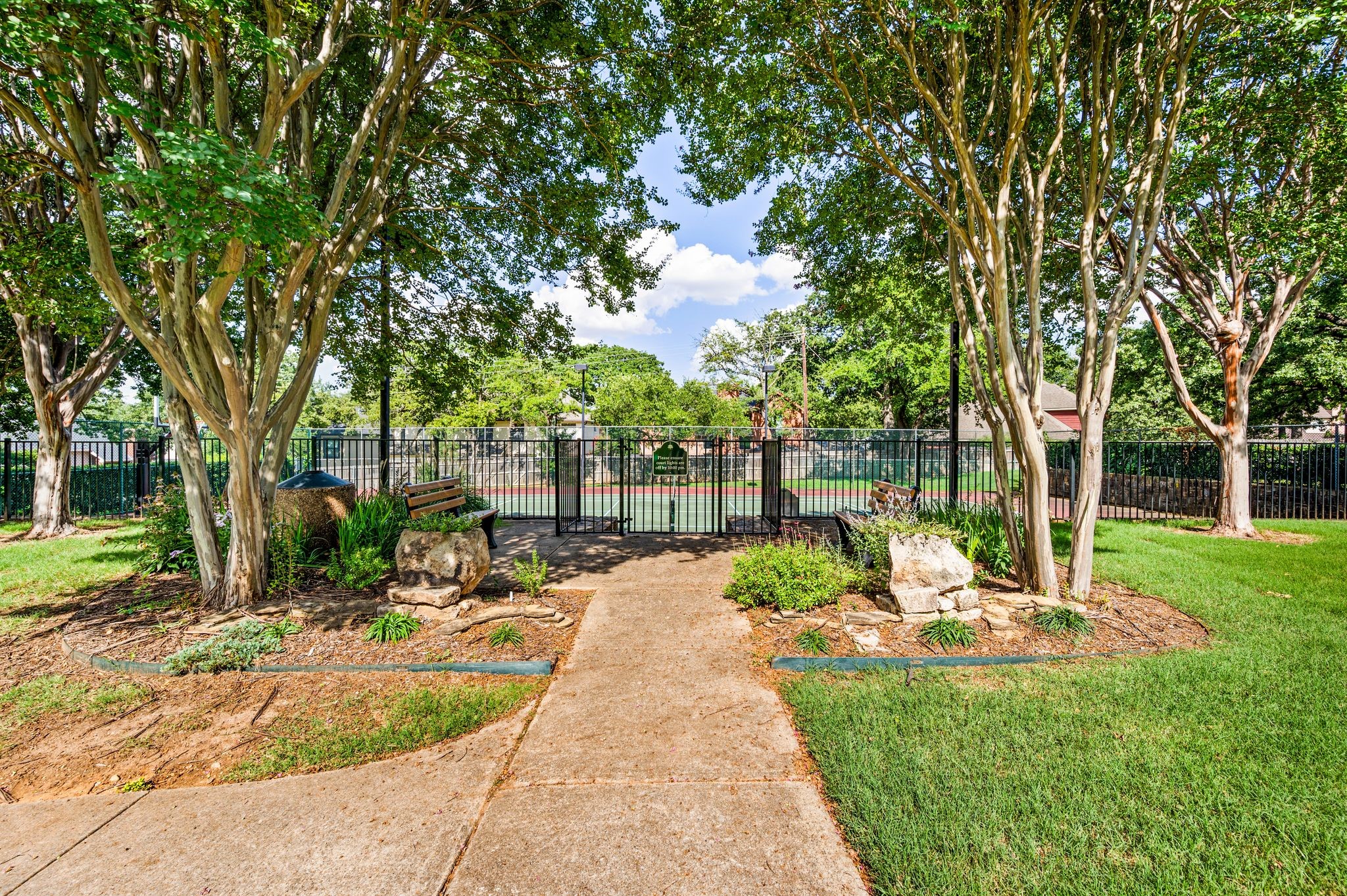 2707 Red Oak Court W
