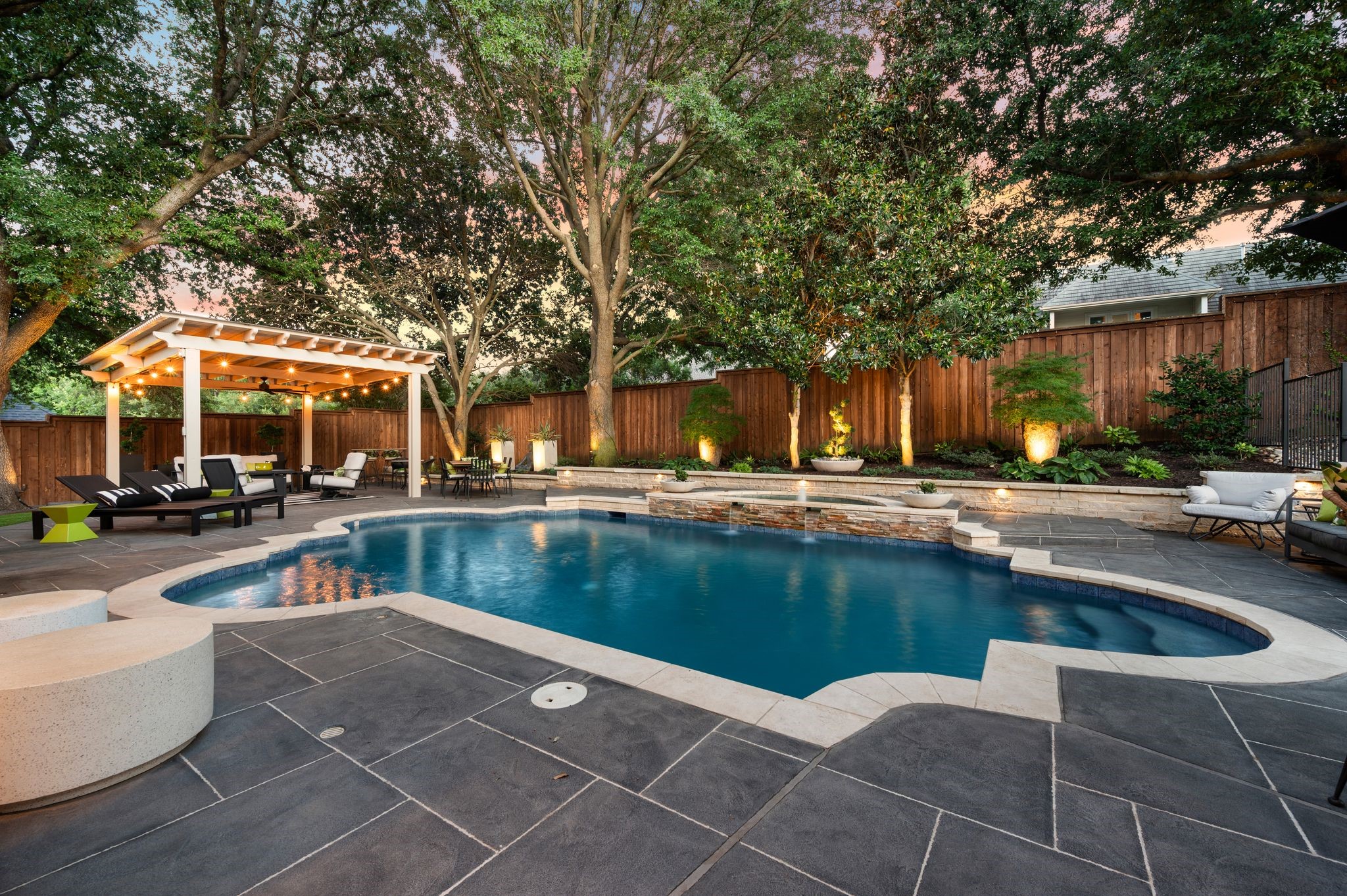 2707 Red Oak Court W