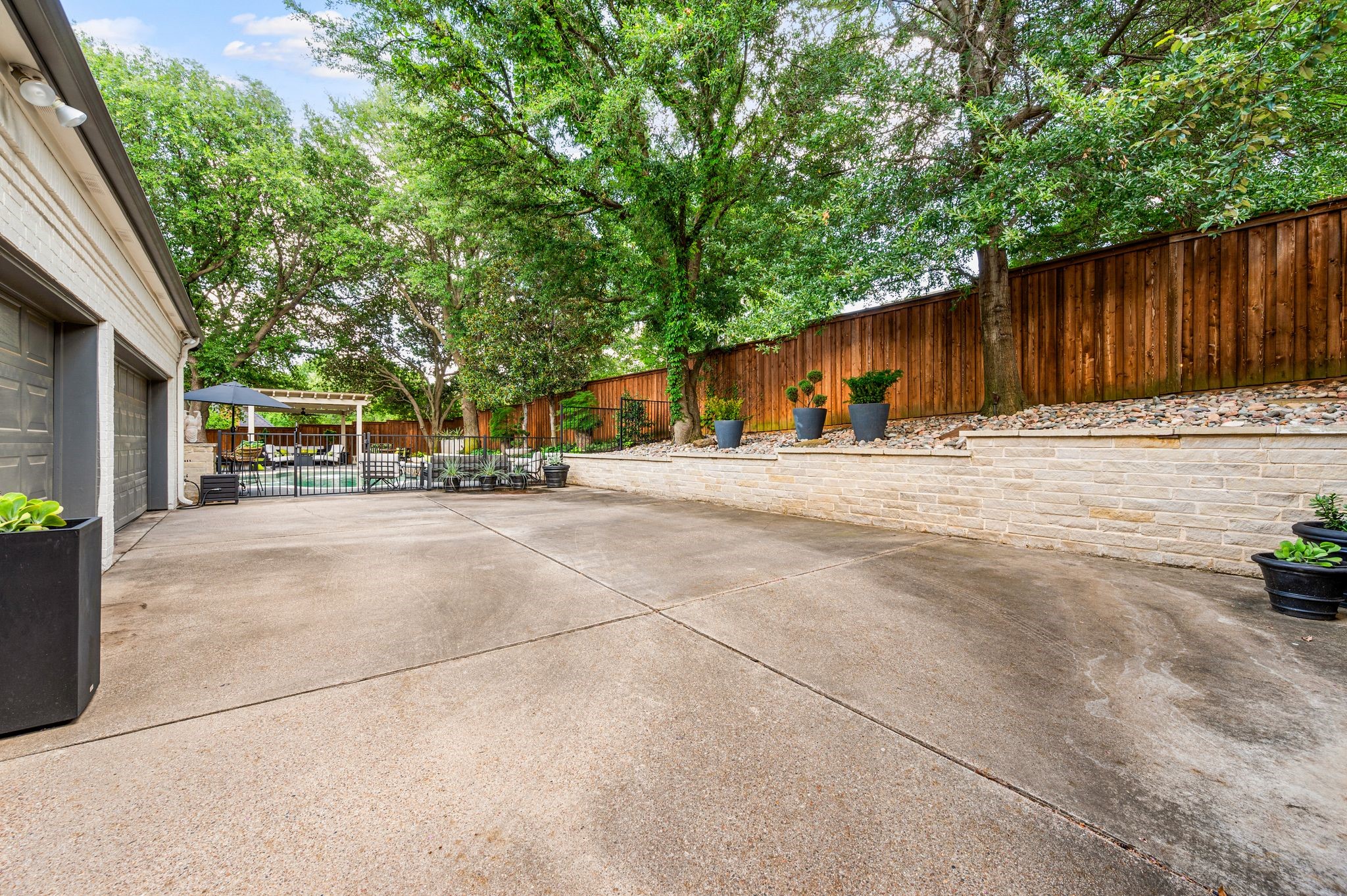 2707 Red Oak Court W