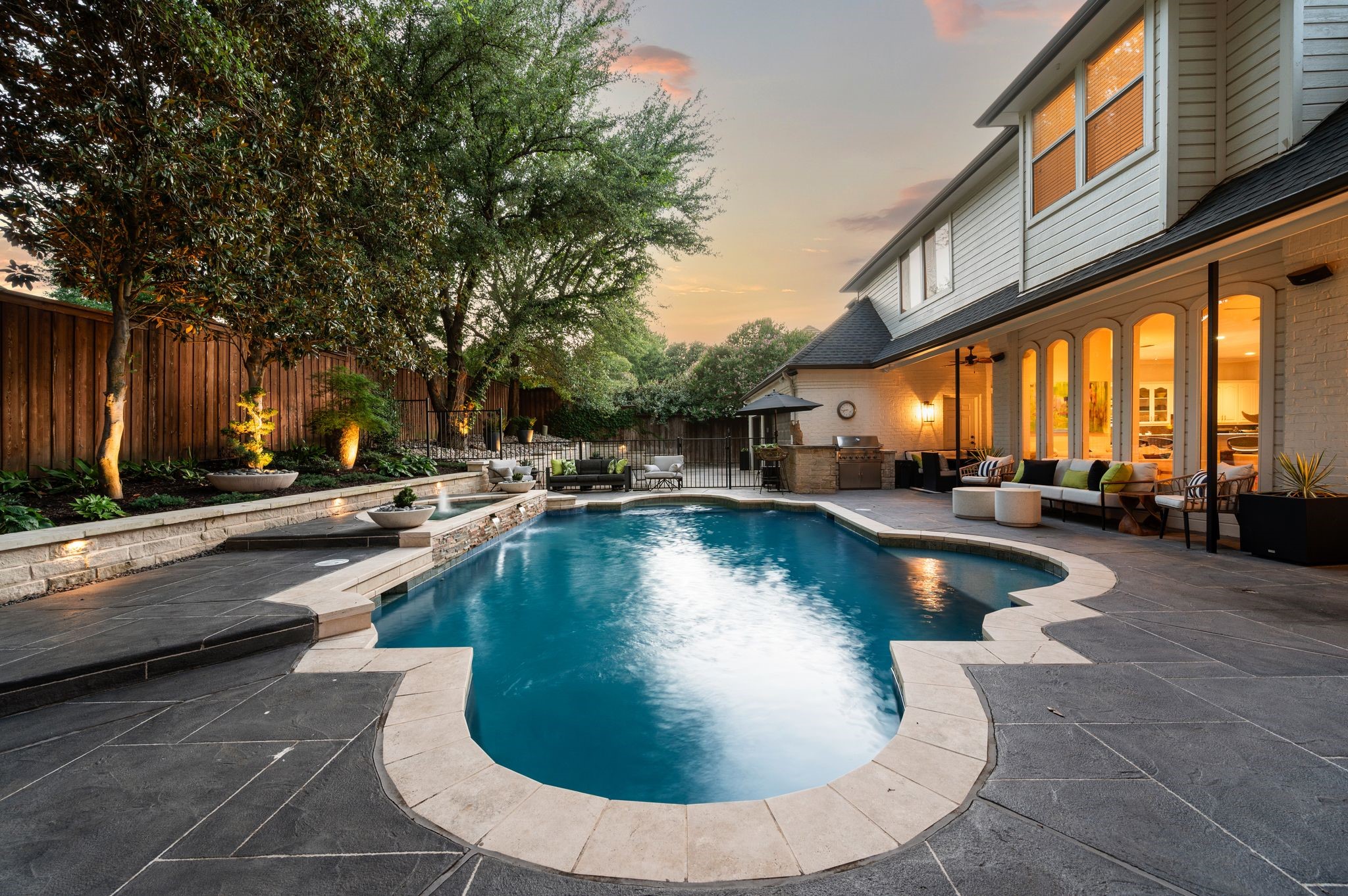 2707 Red Oak Court W