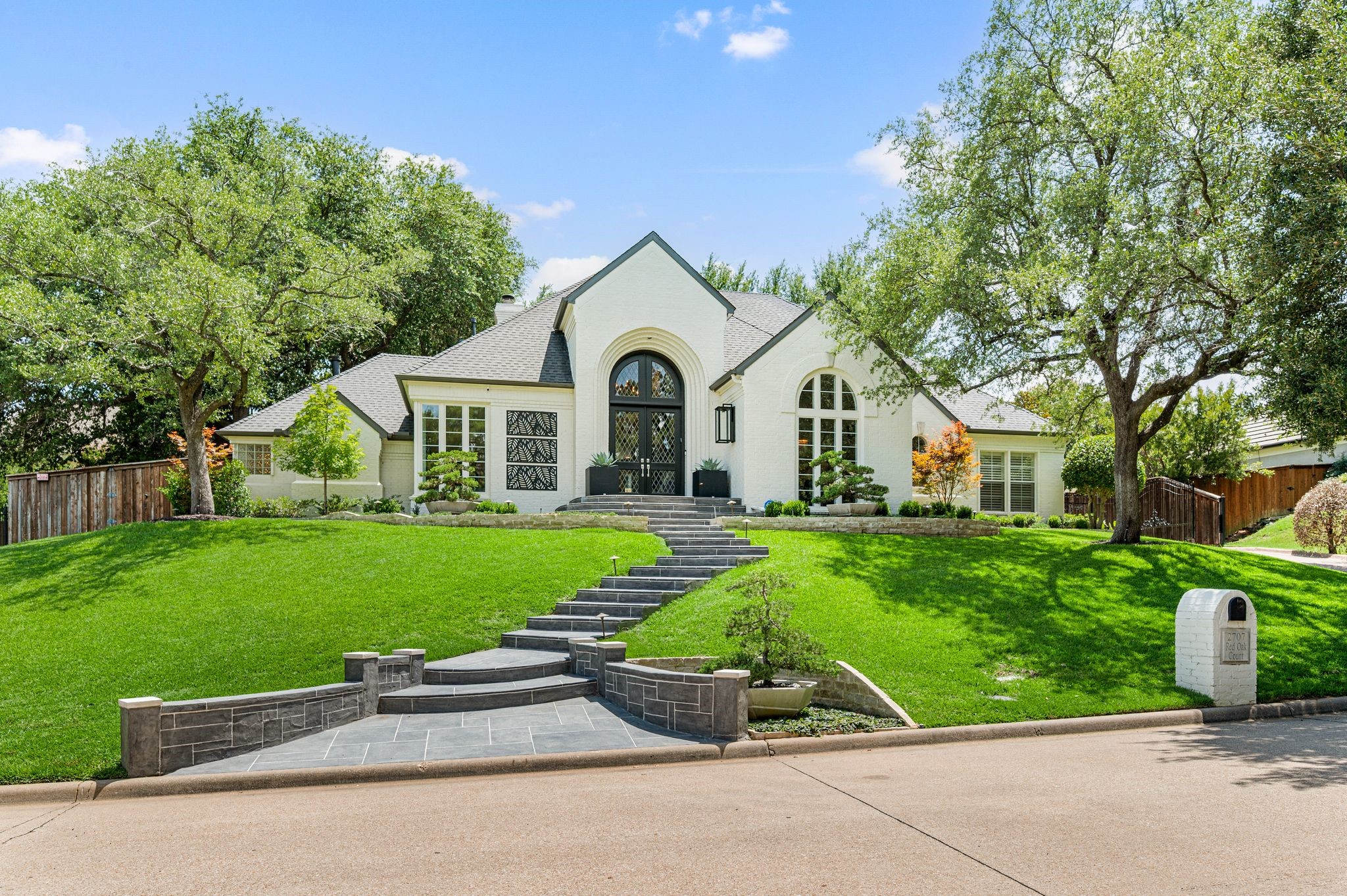 2707 Red Oak Court W