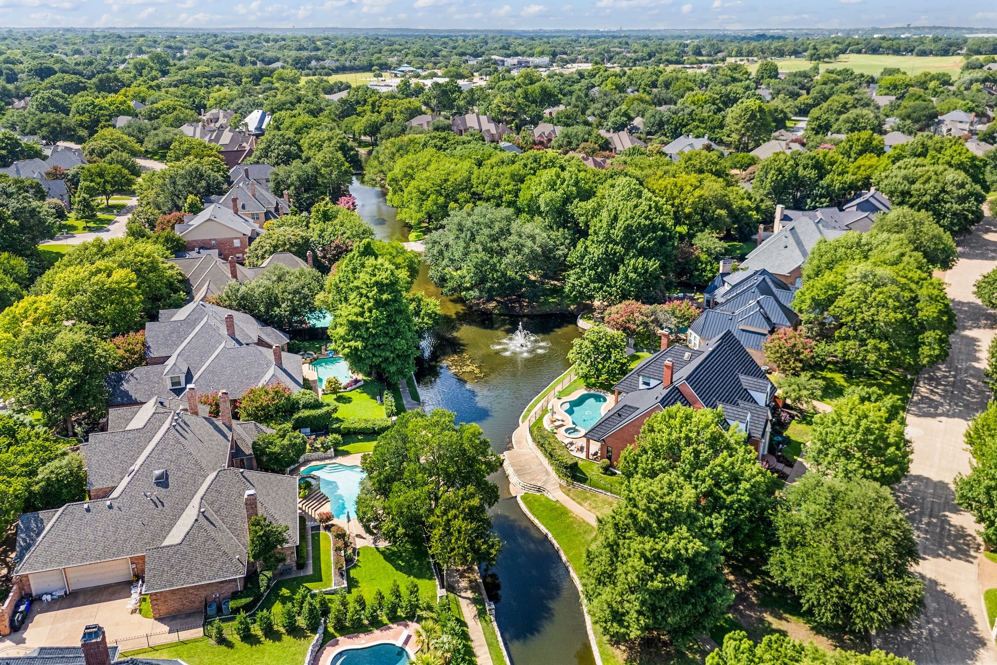 2707 Red Oak Court W