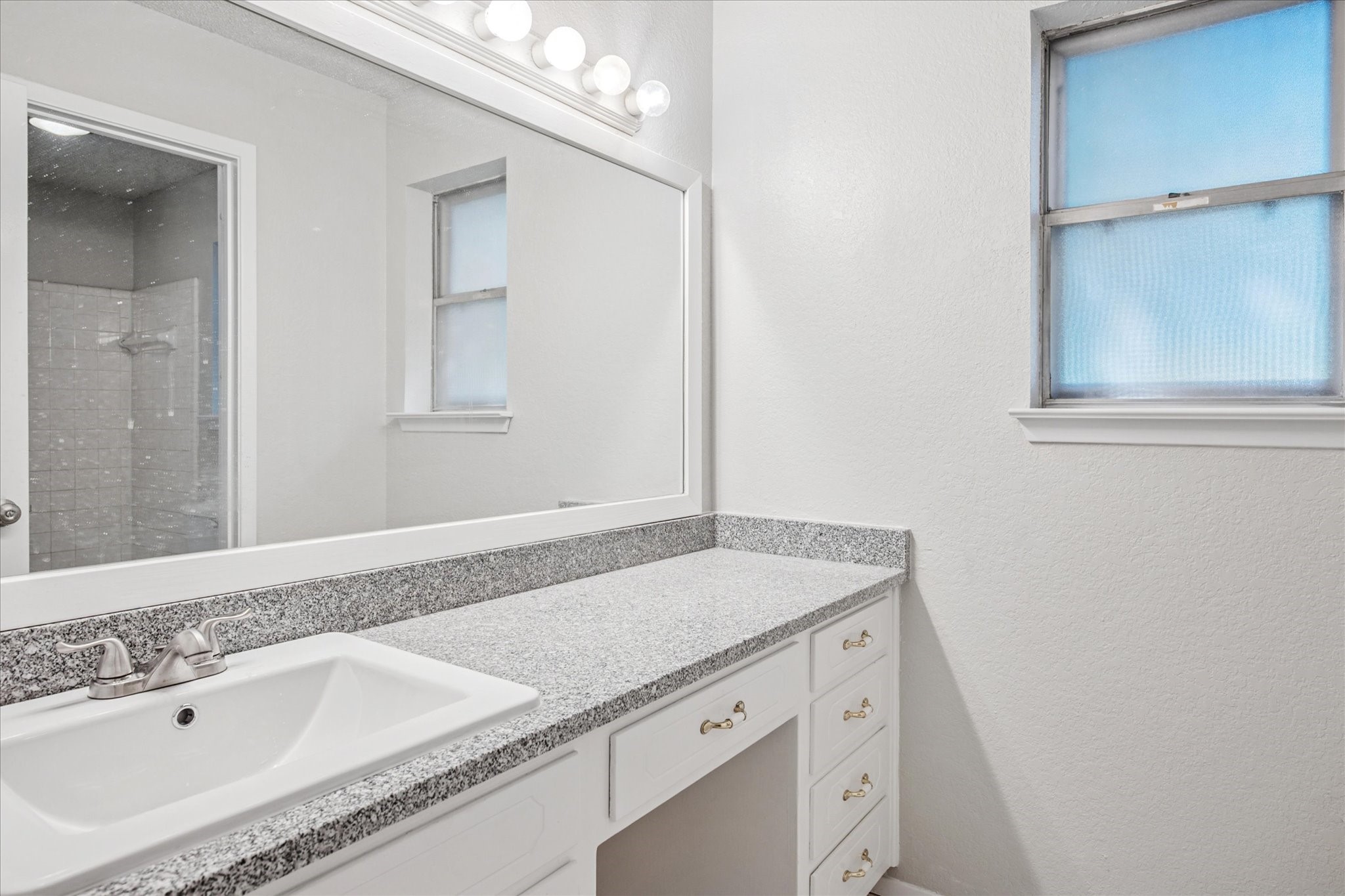 201 Valley View Drive N