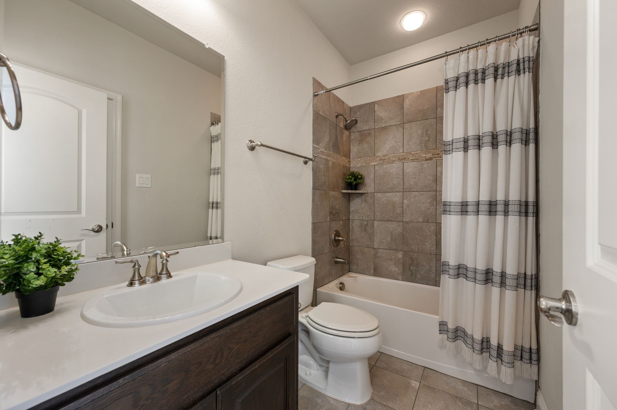 1813 Grosvenor Green