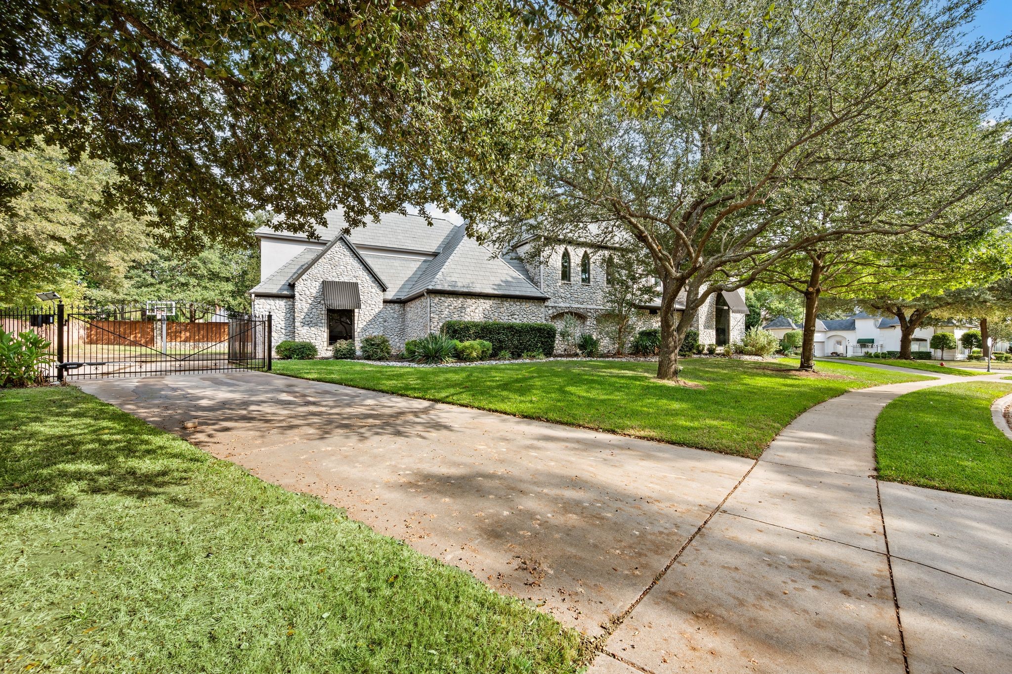 5613 Versailles Court