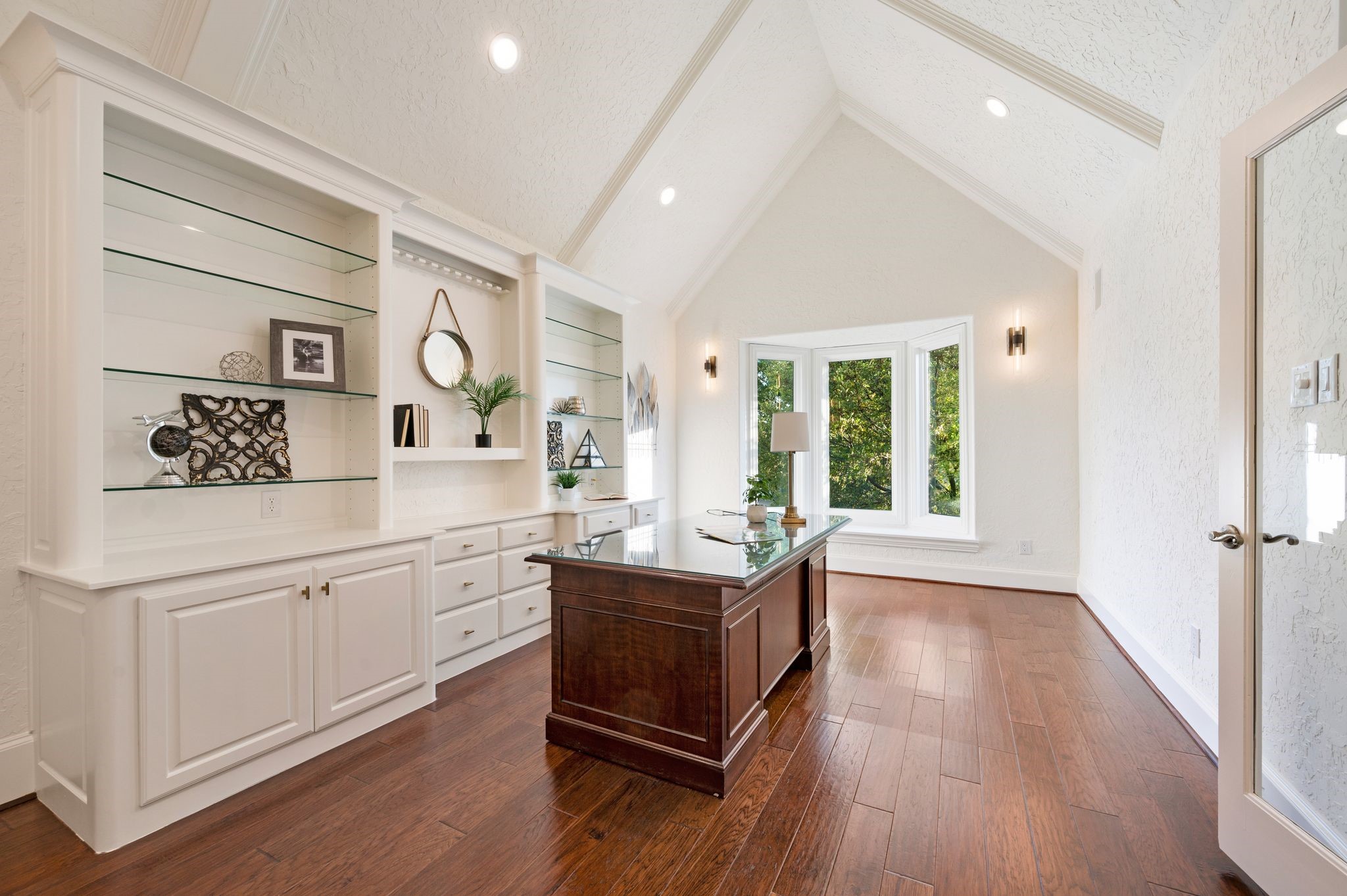 5613 Versailles Court