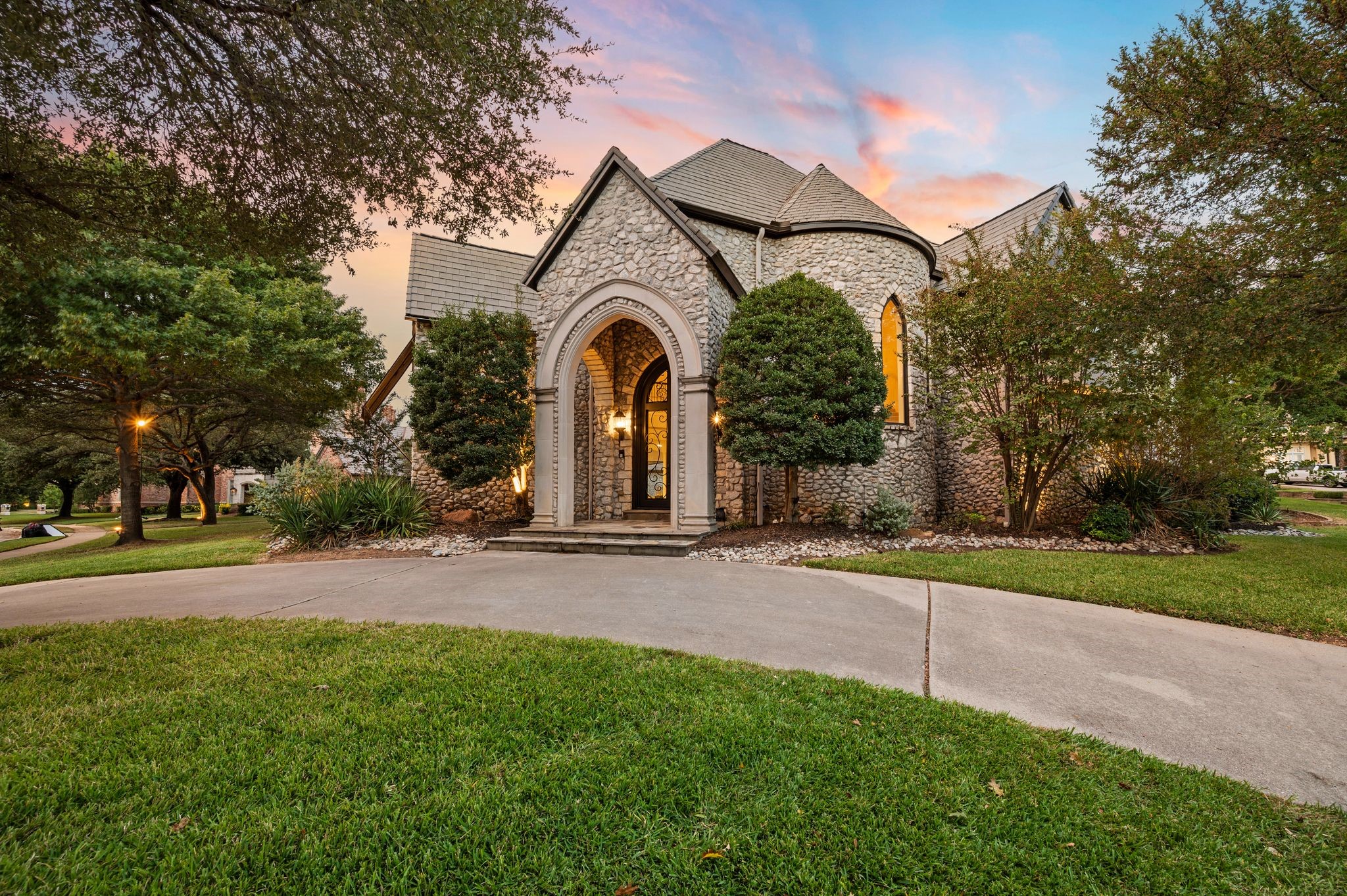 5613 Versailles Court