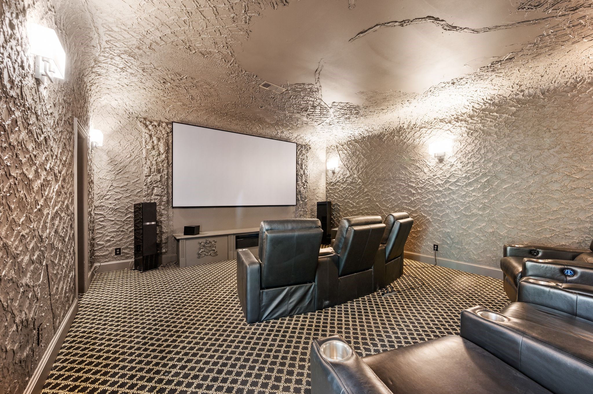 5613 Versailles Court