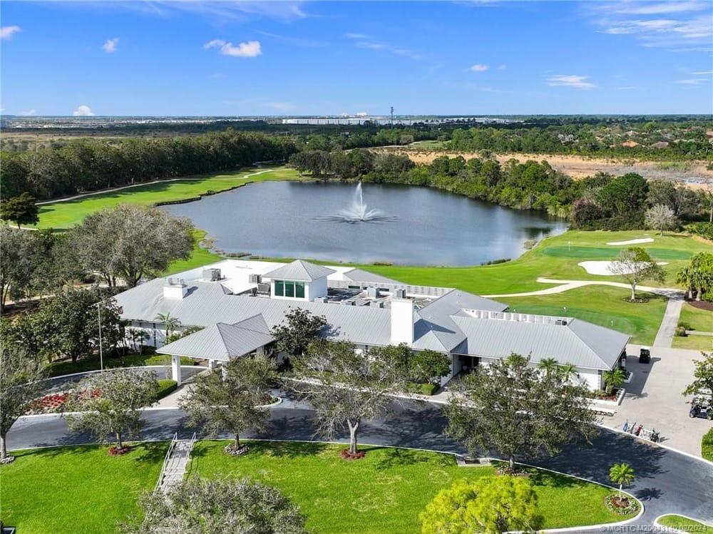 559 SW Squire Johns Lane