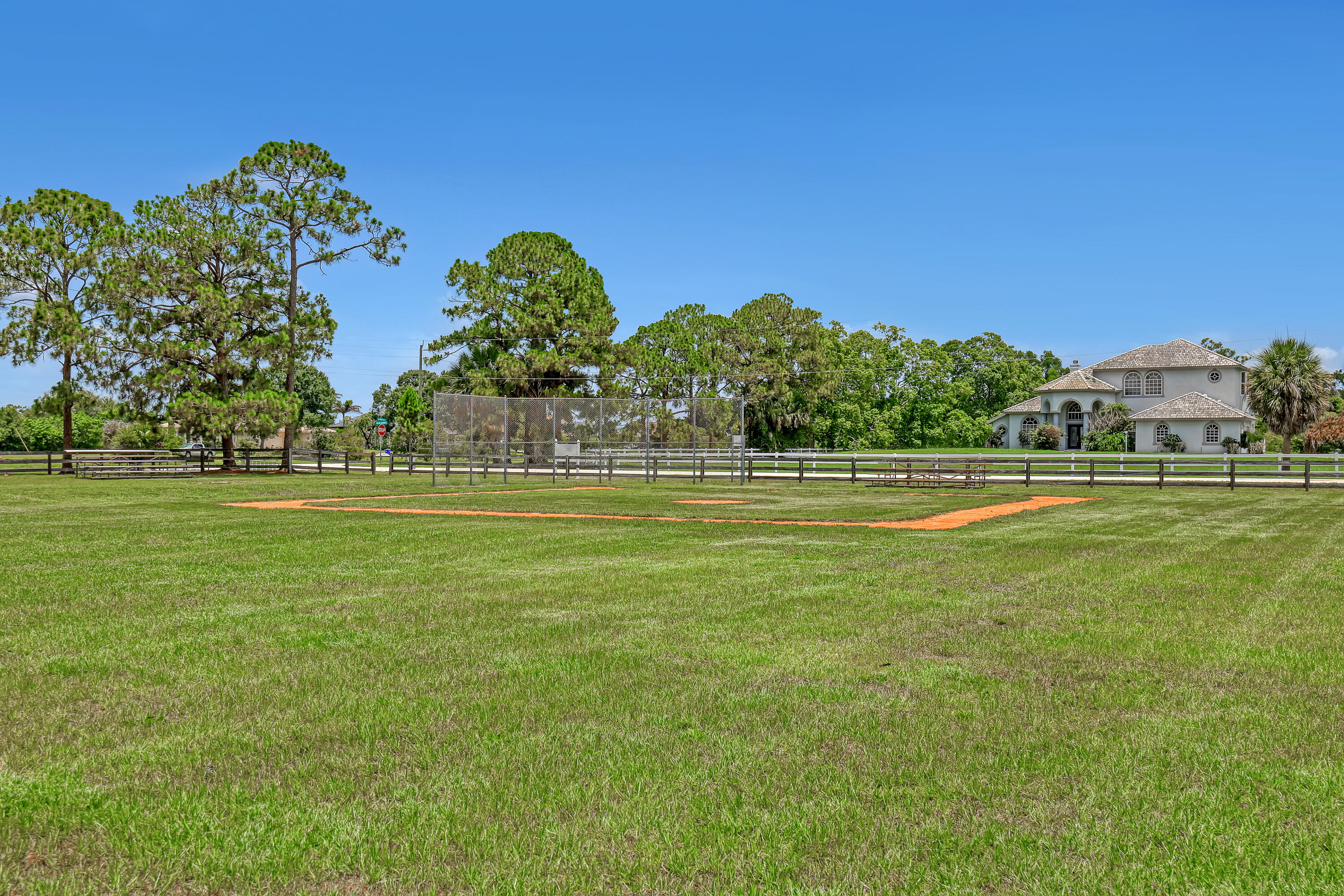 559 SW Squire Johns Lane