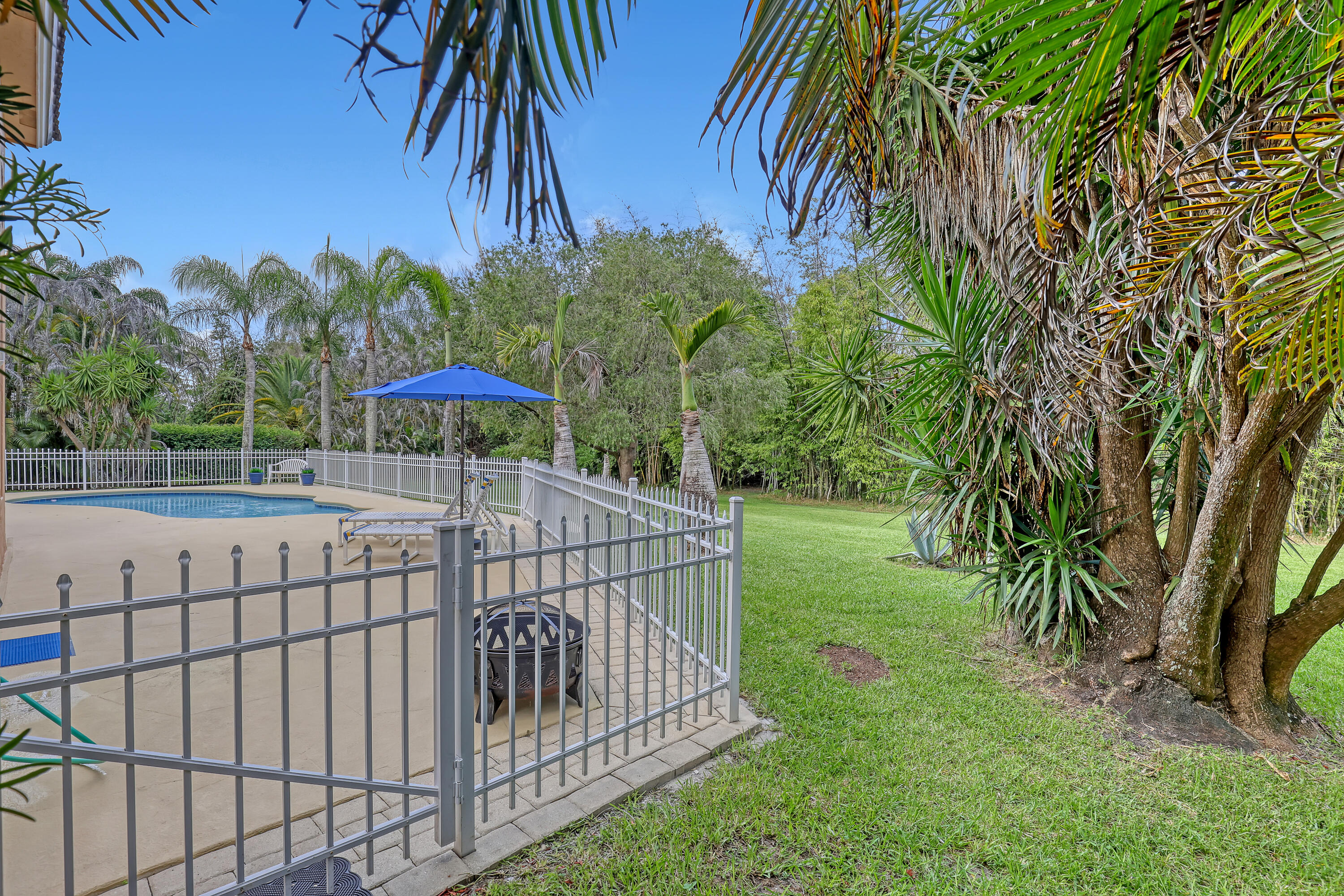 559 SW Squire Johns Lane