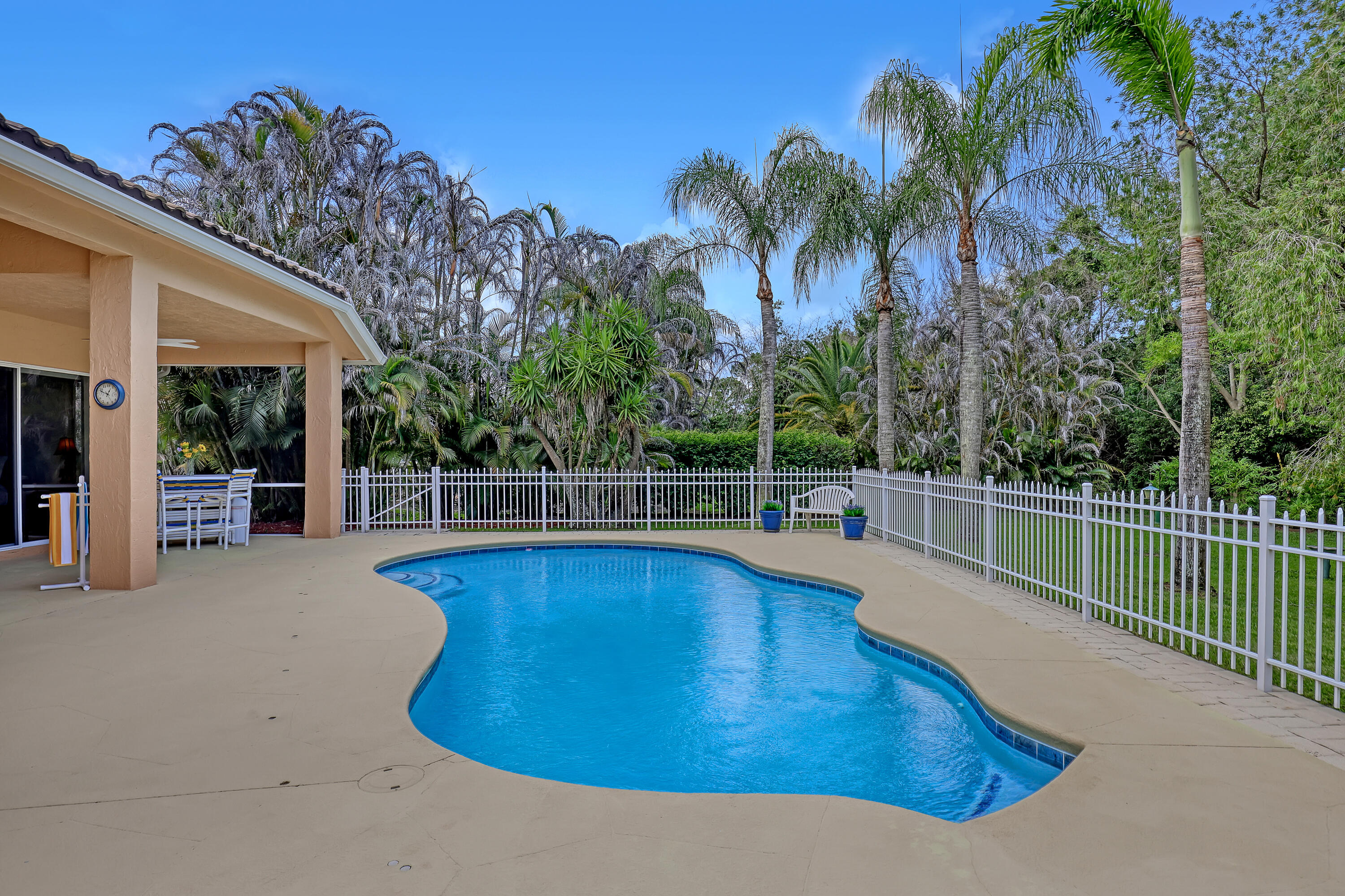 559 SW Squire Johns Lane