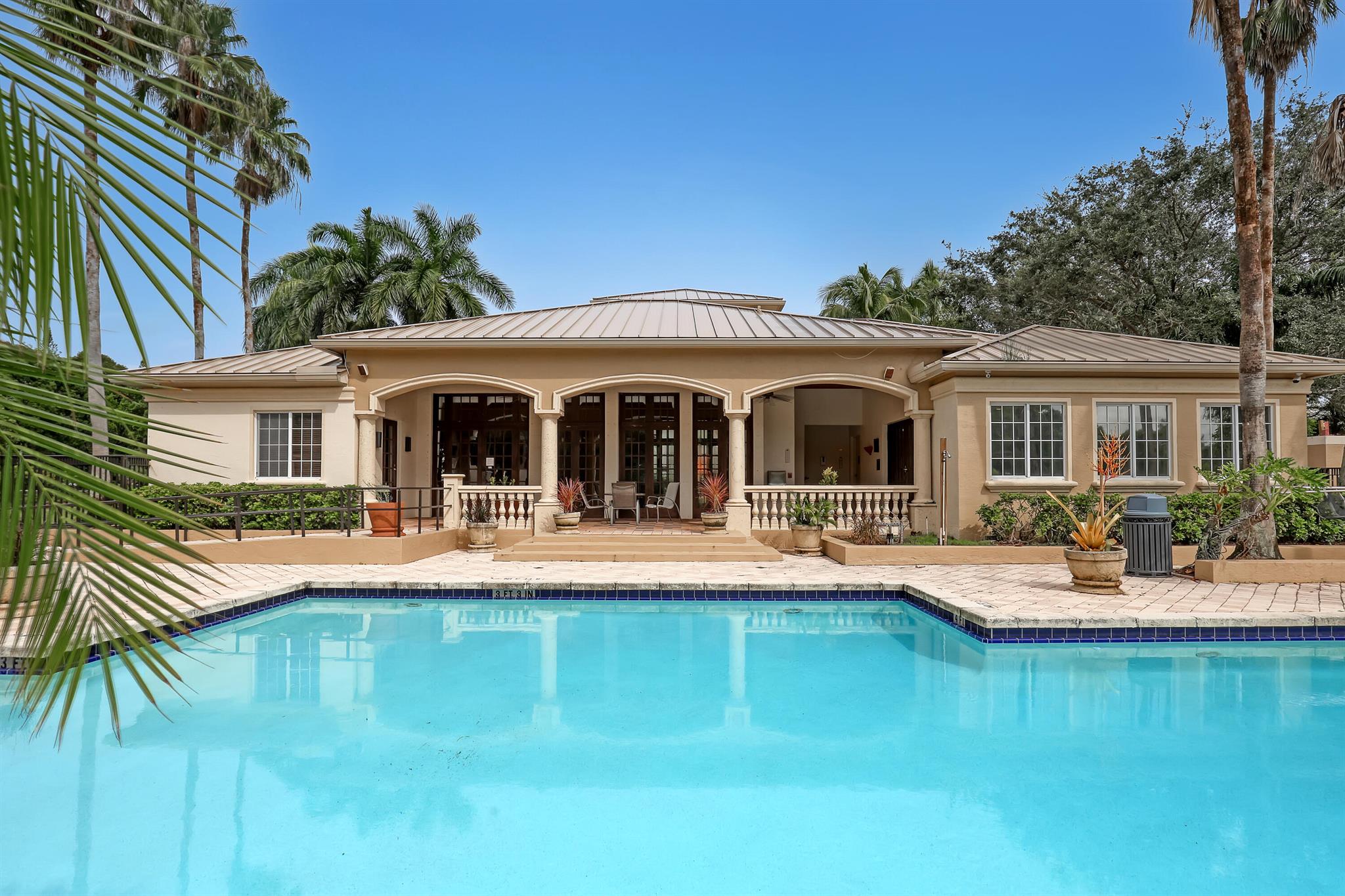 1000 Crestwood Court S Unit: 1019