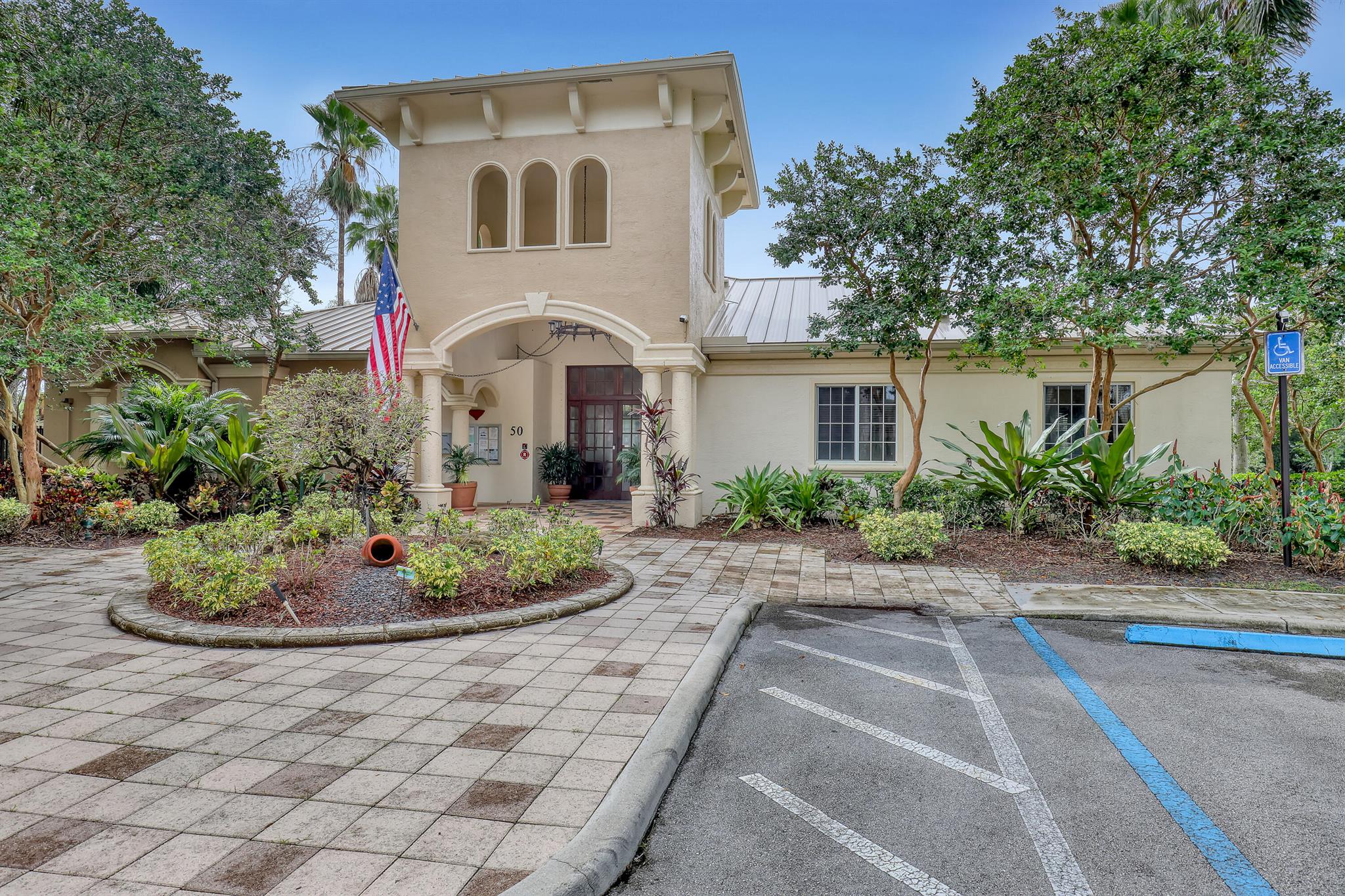 1000 Crestwood Court S Unit: 1019