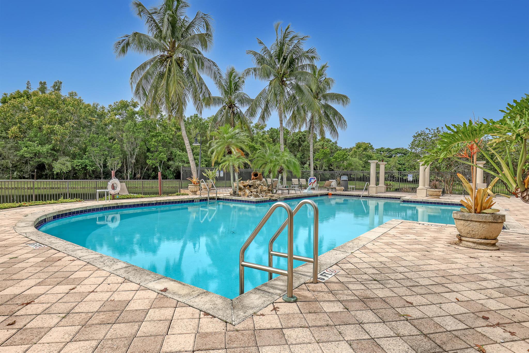 1000 Crestwood Court S Unit: 1019