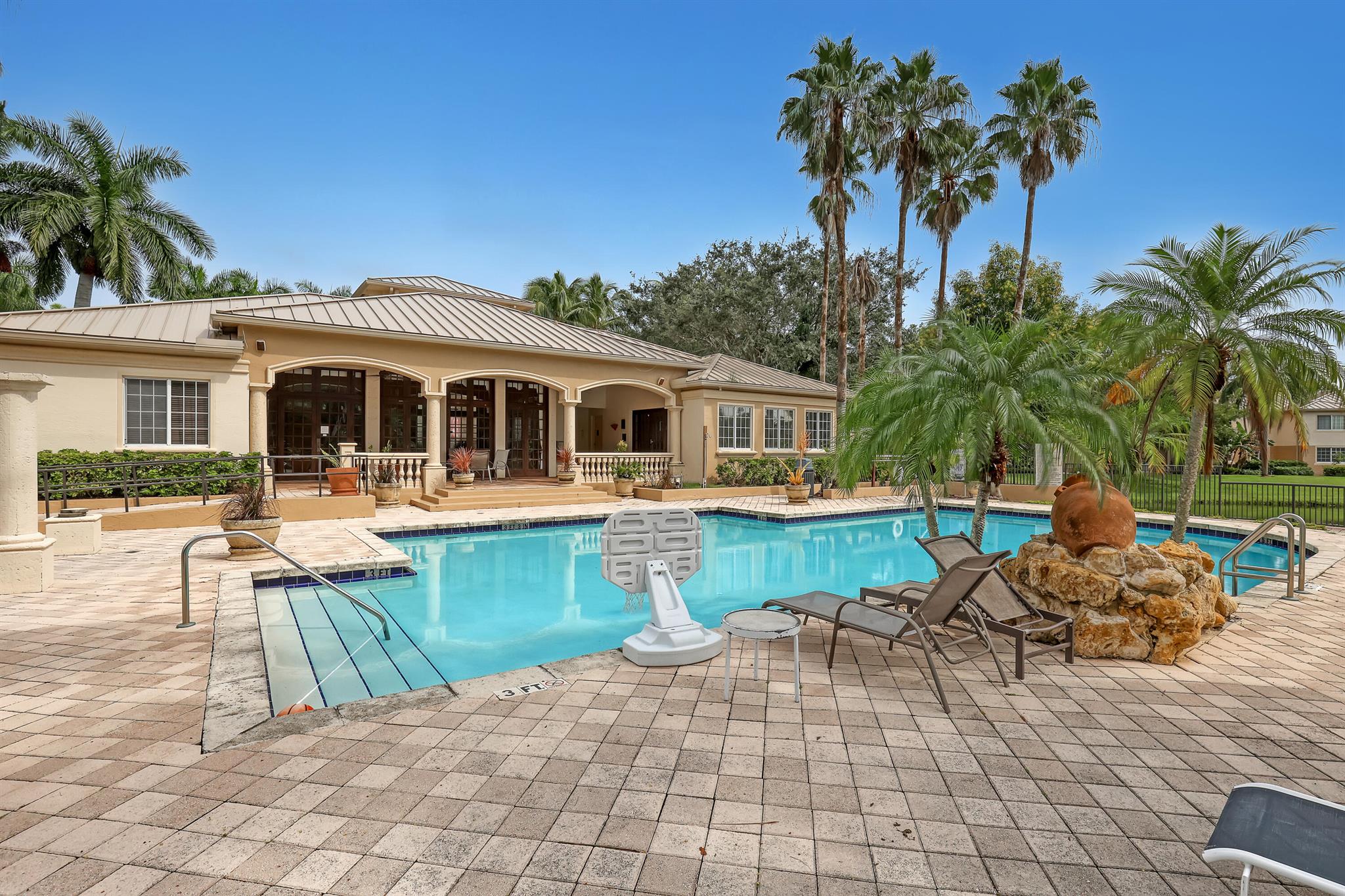 1000 Crestwood Court S Unit: 1019