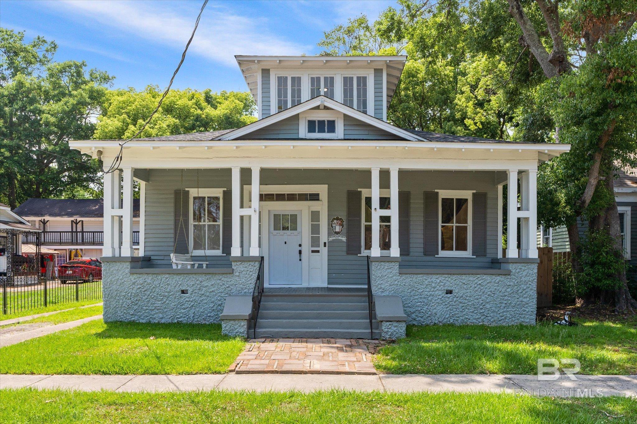 114 Espejo Street