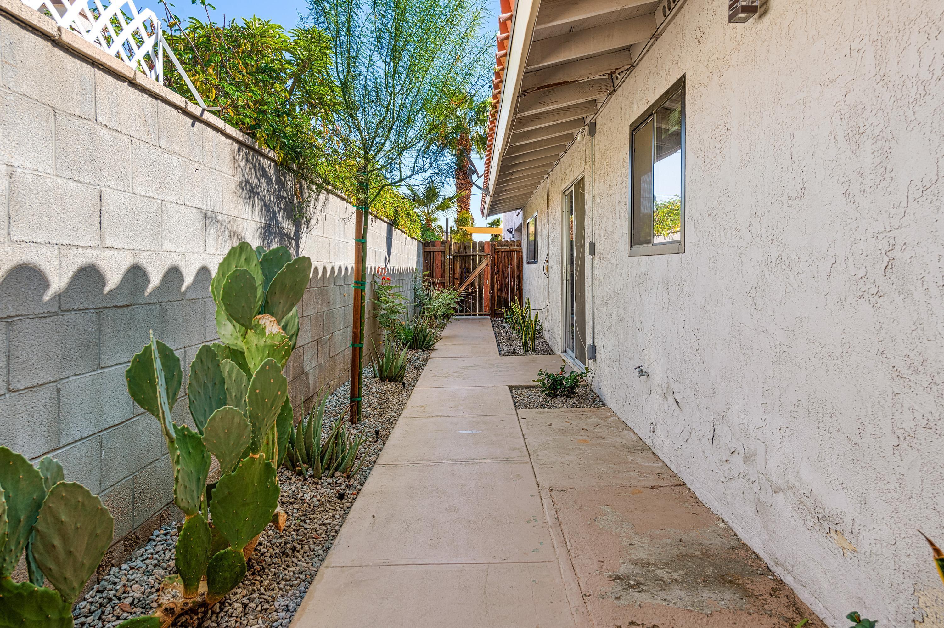 225 S Cahuilla RD