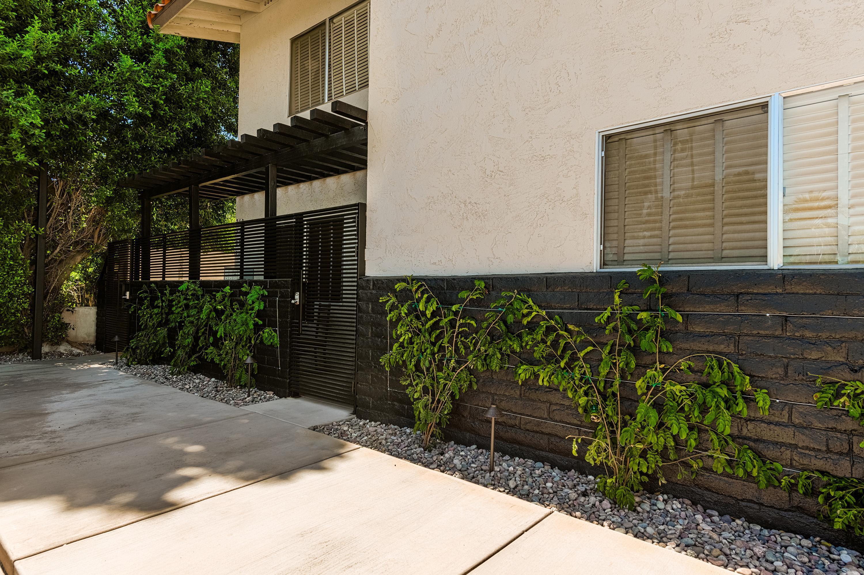225 S Cahuilla RD