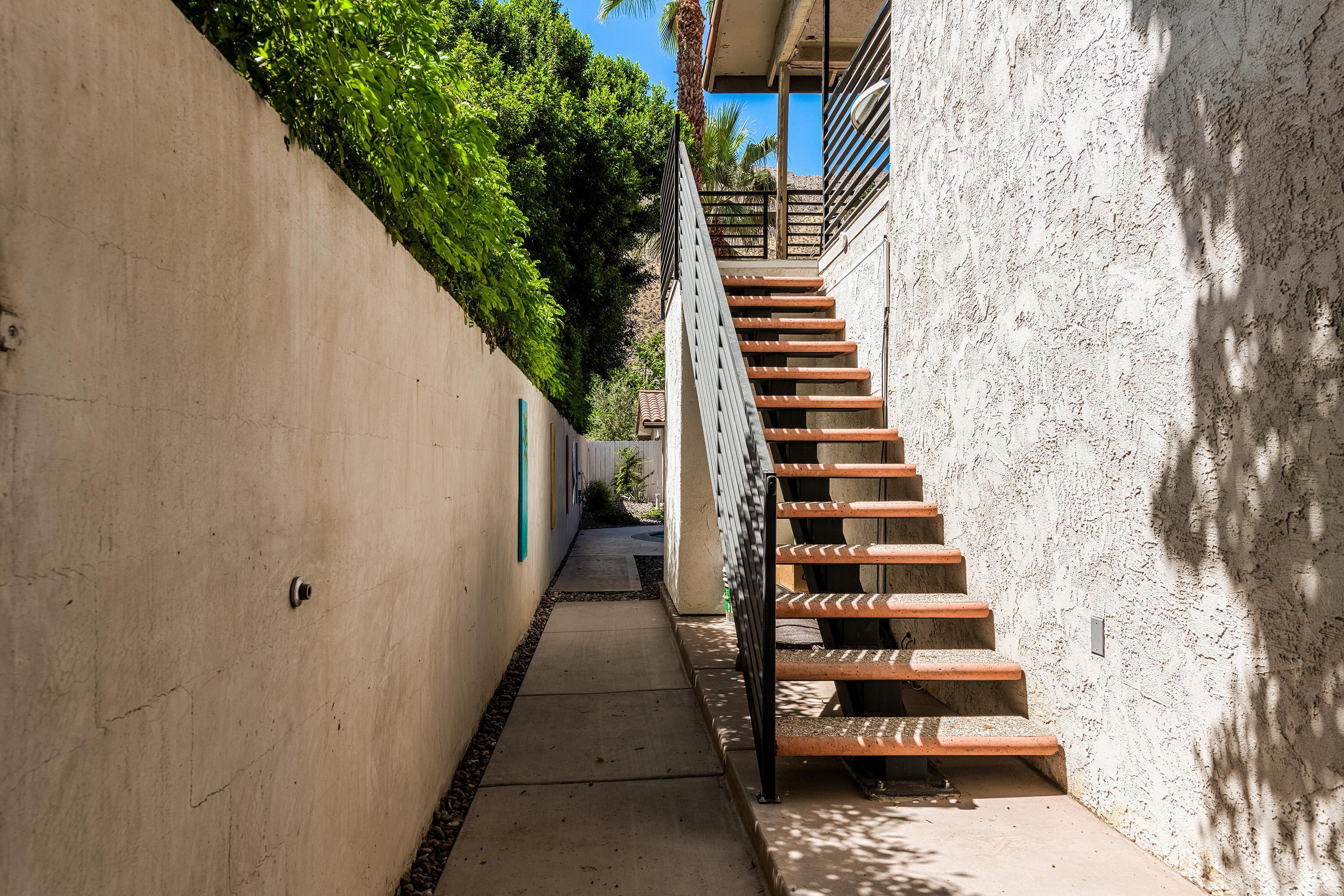 225 S Cahuilla RD