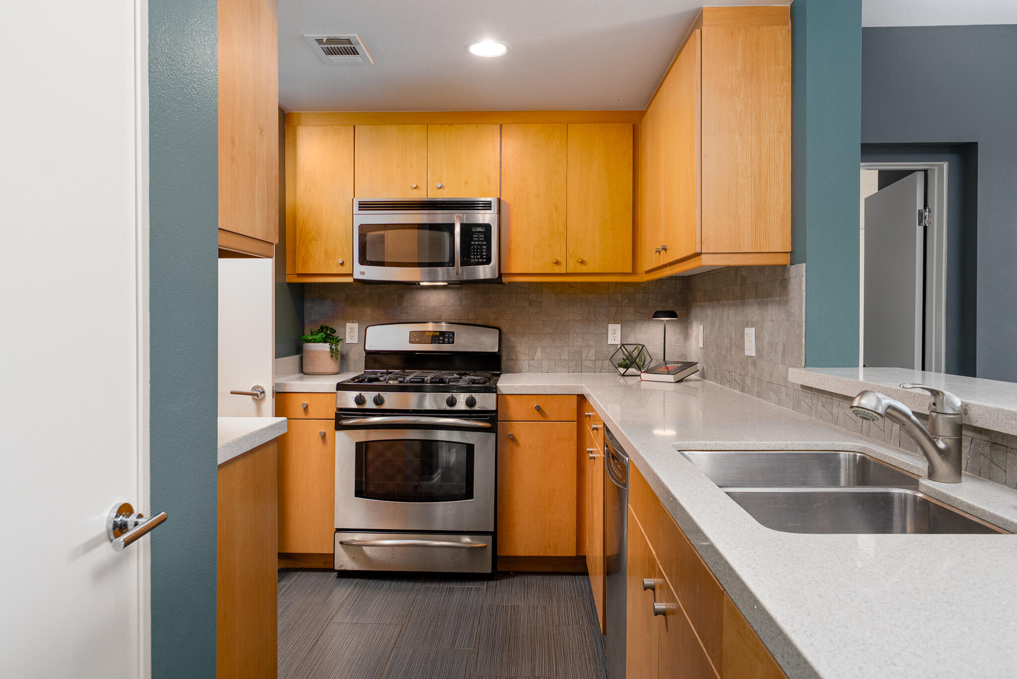 850 E Palm Canyon DR Unit: 205