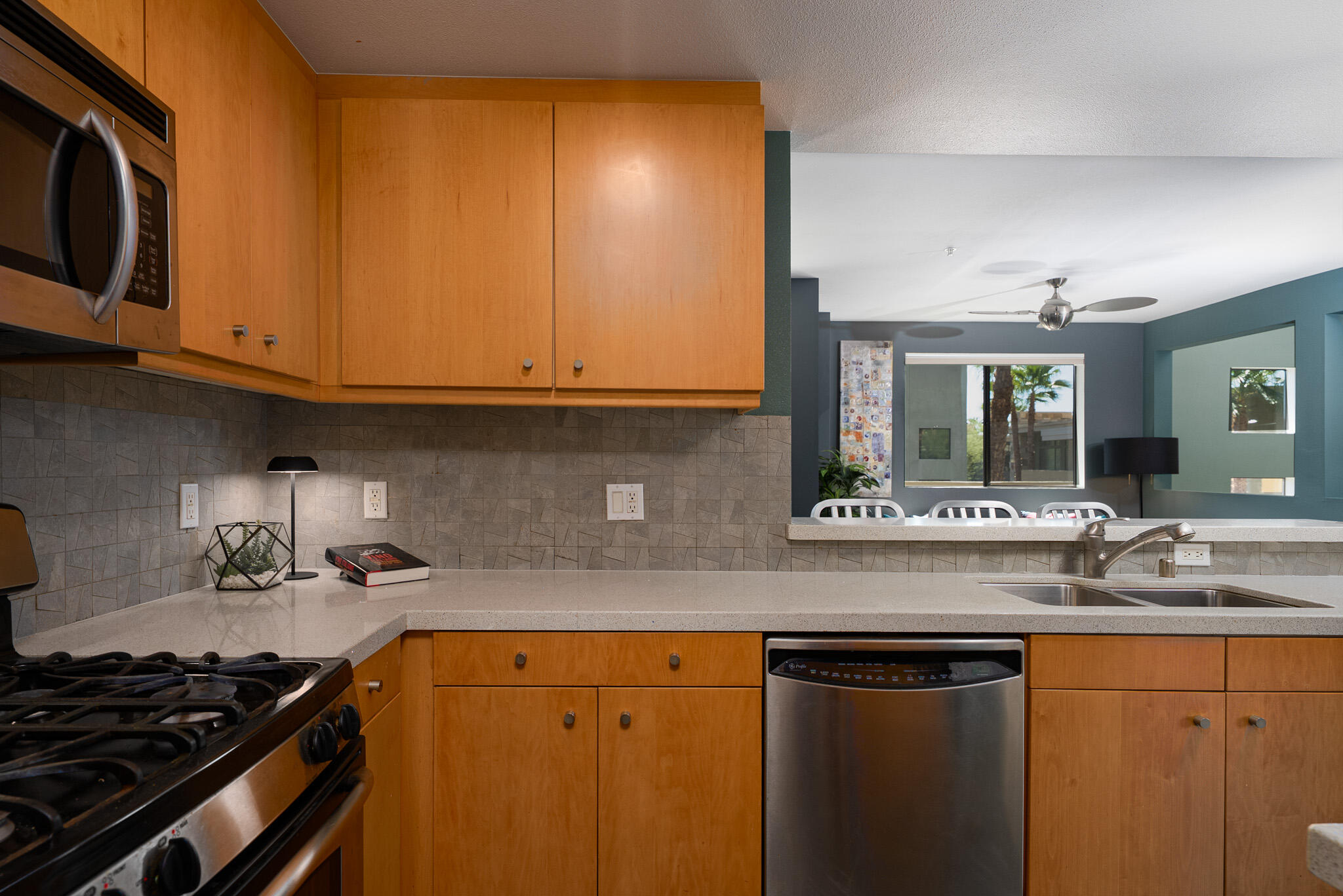 850 E Palm Canyon DR Unit: 205