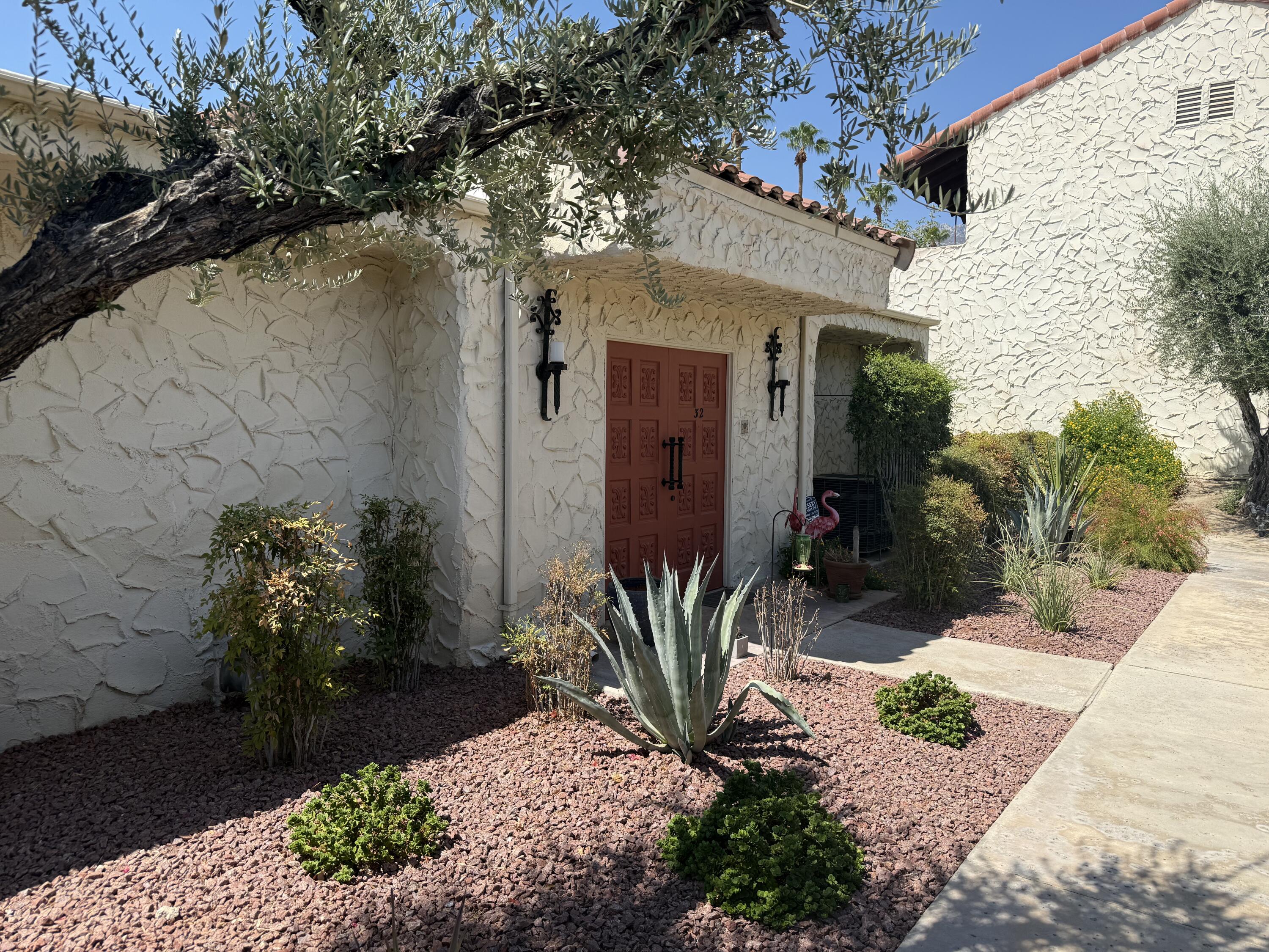 1833 S Araby DR Unit: 32