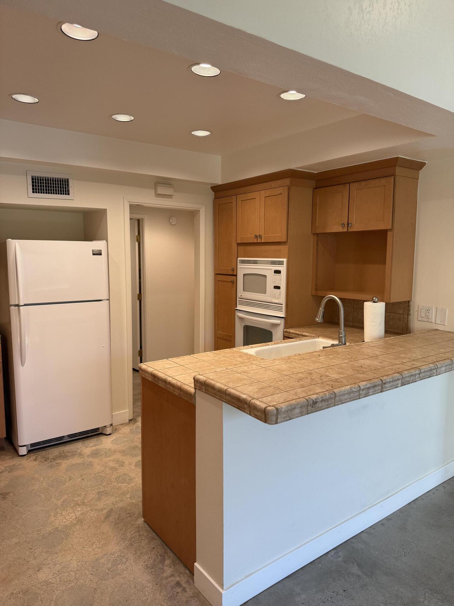 1833 S Araby DR Unit: 32