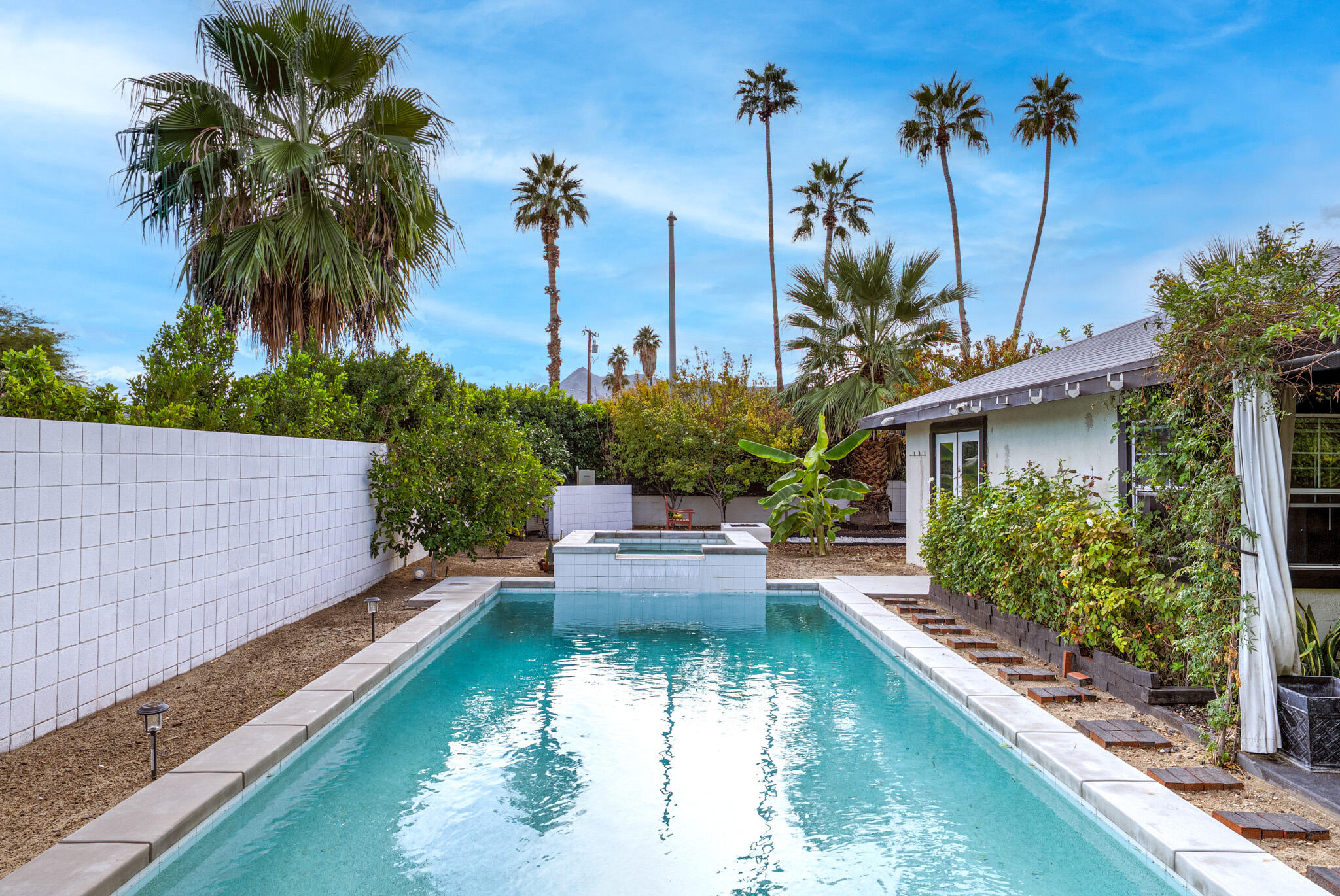 3882 E Sunny Dunes RD