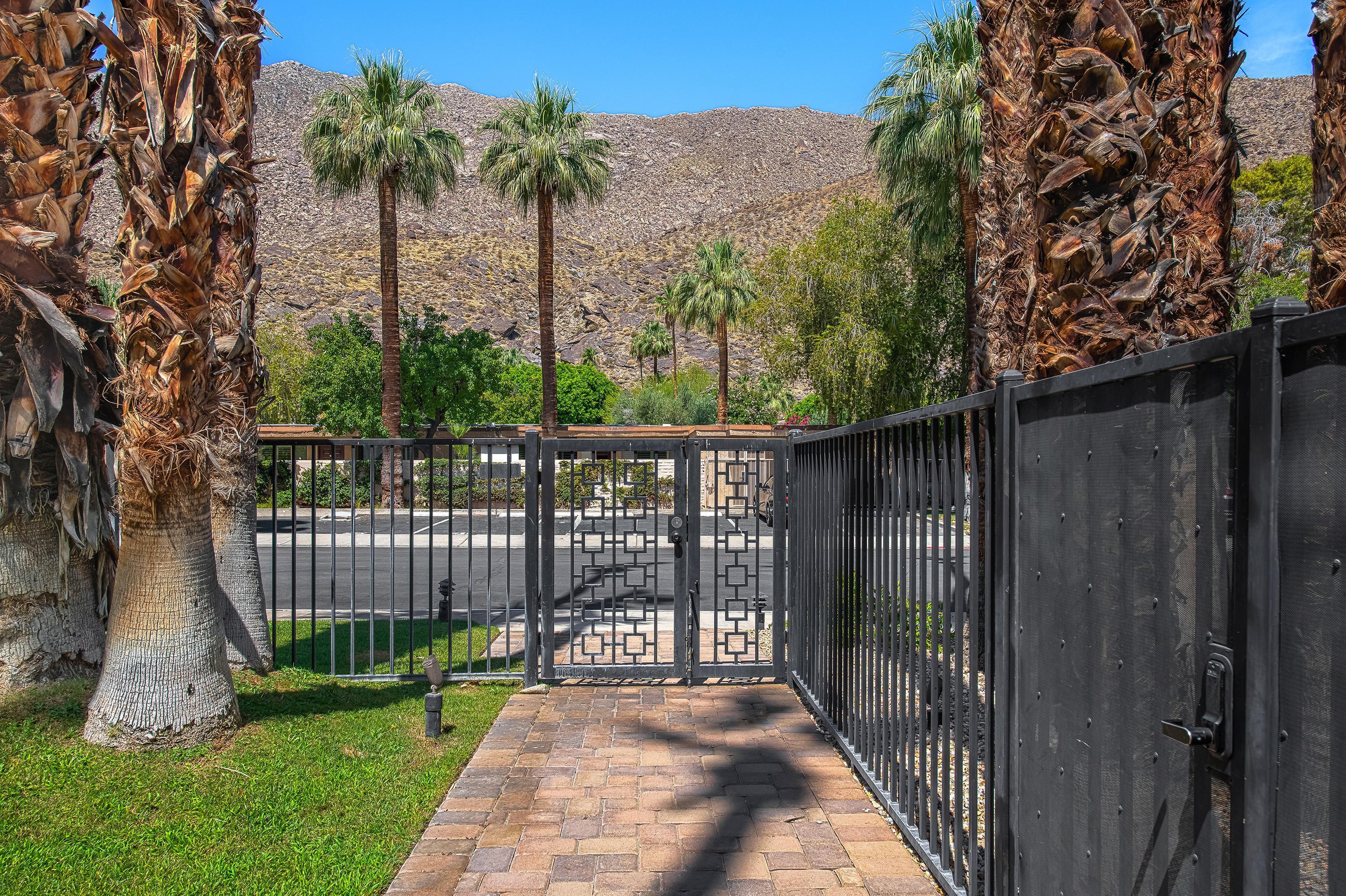 290 S San Jacinto DR Unit: 9